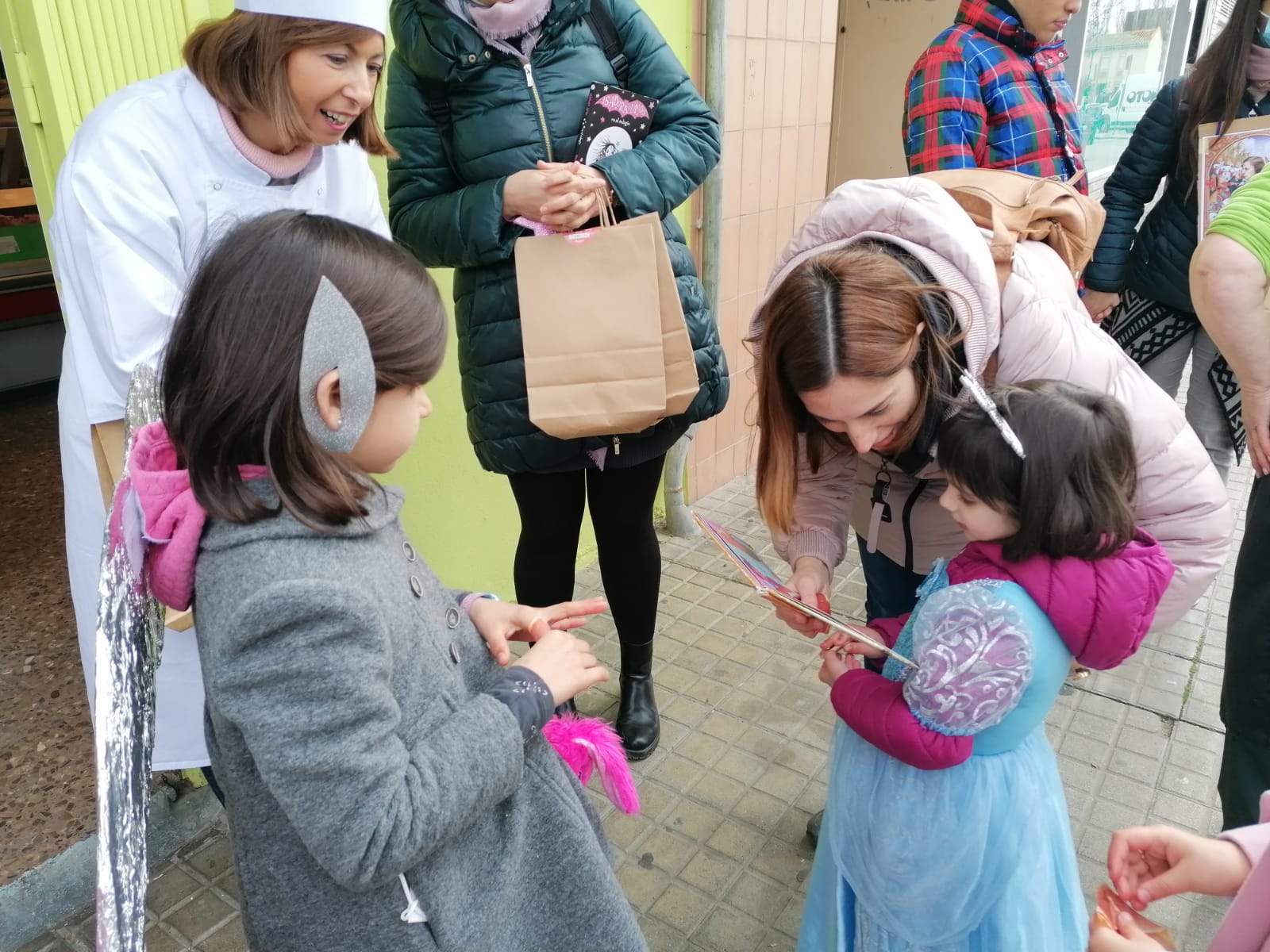Pasacalle literario en el barrio del Perpetuo Socorro. Foto Myriam Martínez 