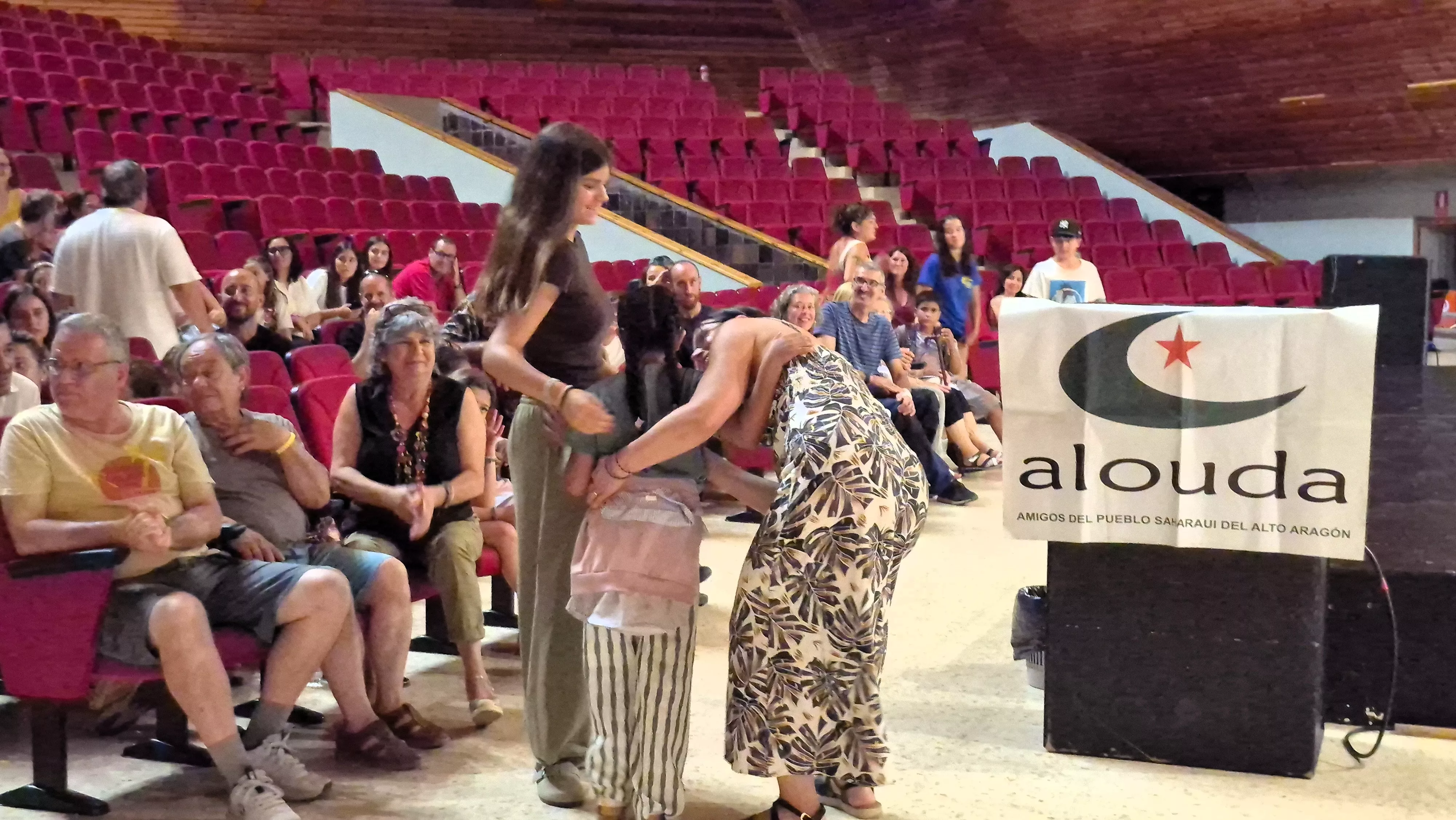 Recibimiento a las niñas y niños saharauis del programa Vacaciones en Paz de Alouda. Foto Myriam Martínez