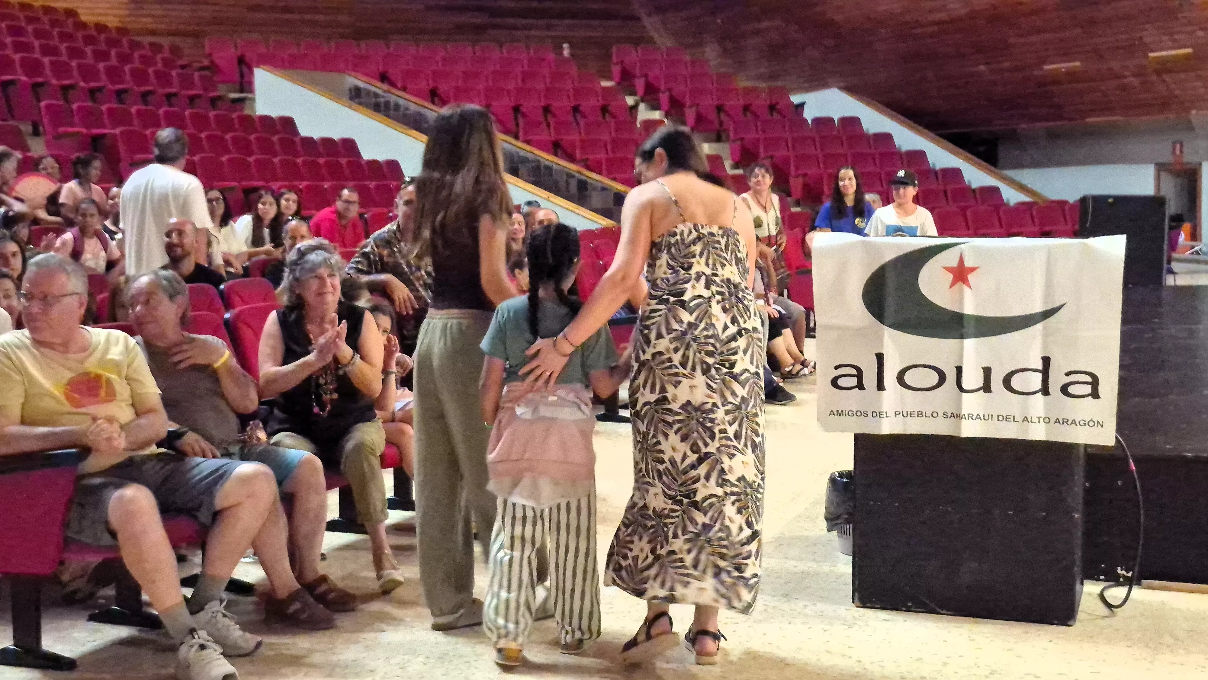 Recibimiento a las niñas y niños saharauis del programa Vacaciones en Paz de Alouda. Foto Myriam Martínez