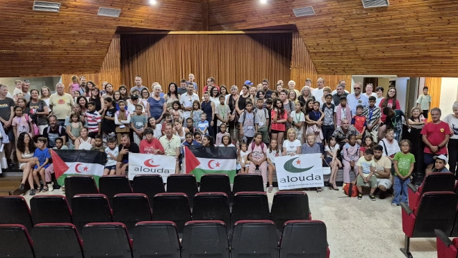Recibimiento a las niñas y niños saharauis del programa Vacaciones en Paz de Alouda. Foto Myriam Martínez