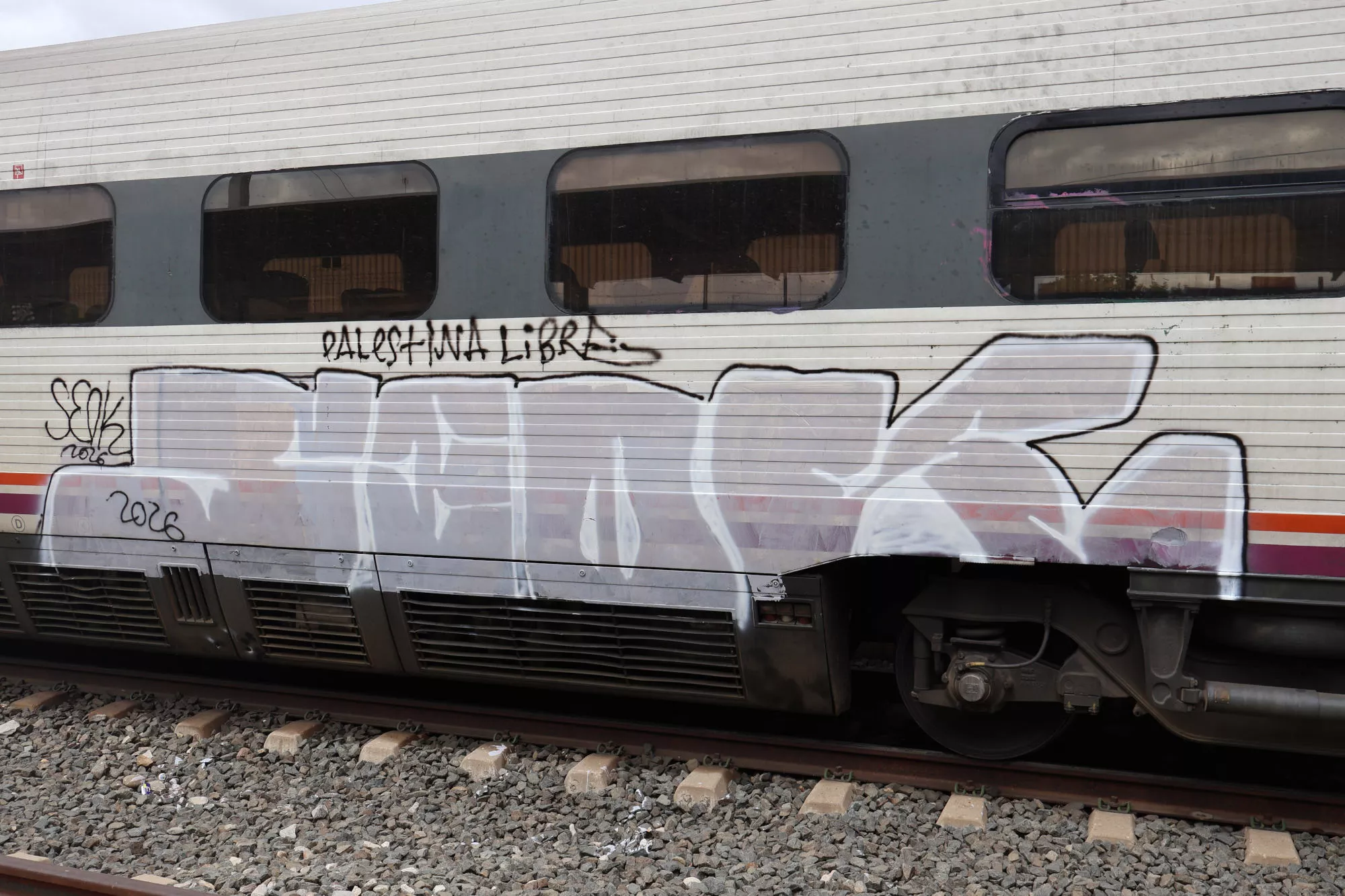 Grafiti en un tren en la Estación de Huesca