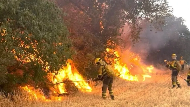 Imagen de labores contra el fuego en el incendio de Tamarite.
