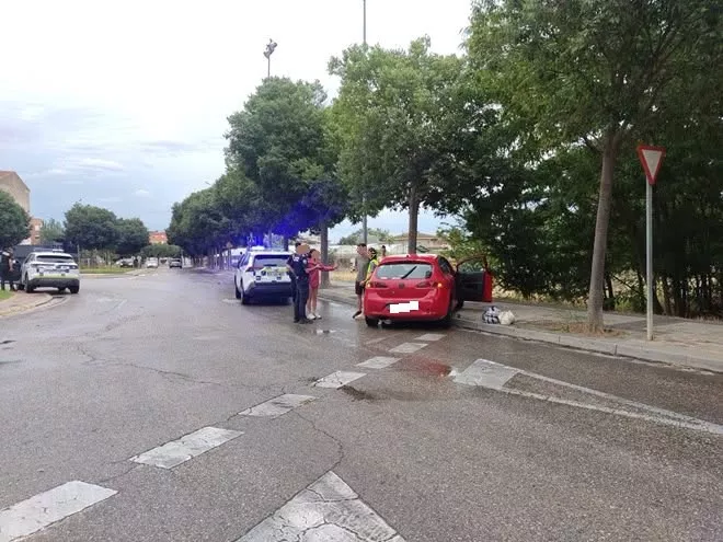 Una conductora resulta herida leve tras salirse de la vía en una rotonda en Huesca.