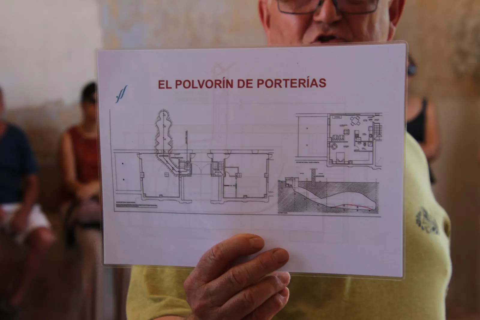 Alberto Lasheras impartiendo una conferencia en La Cartuja de las Fuentes. Foto Carlos Neofato