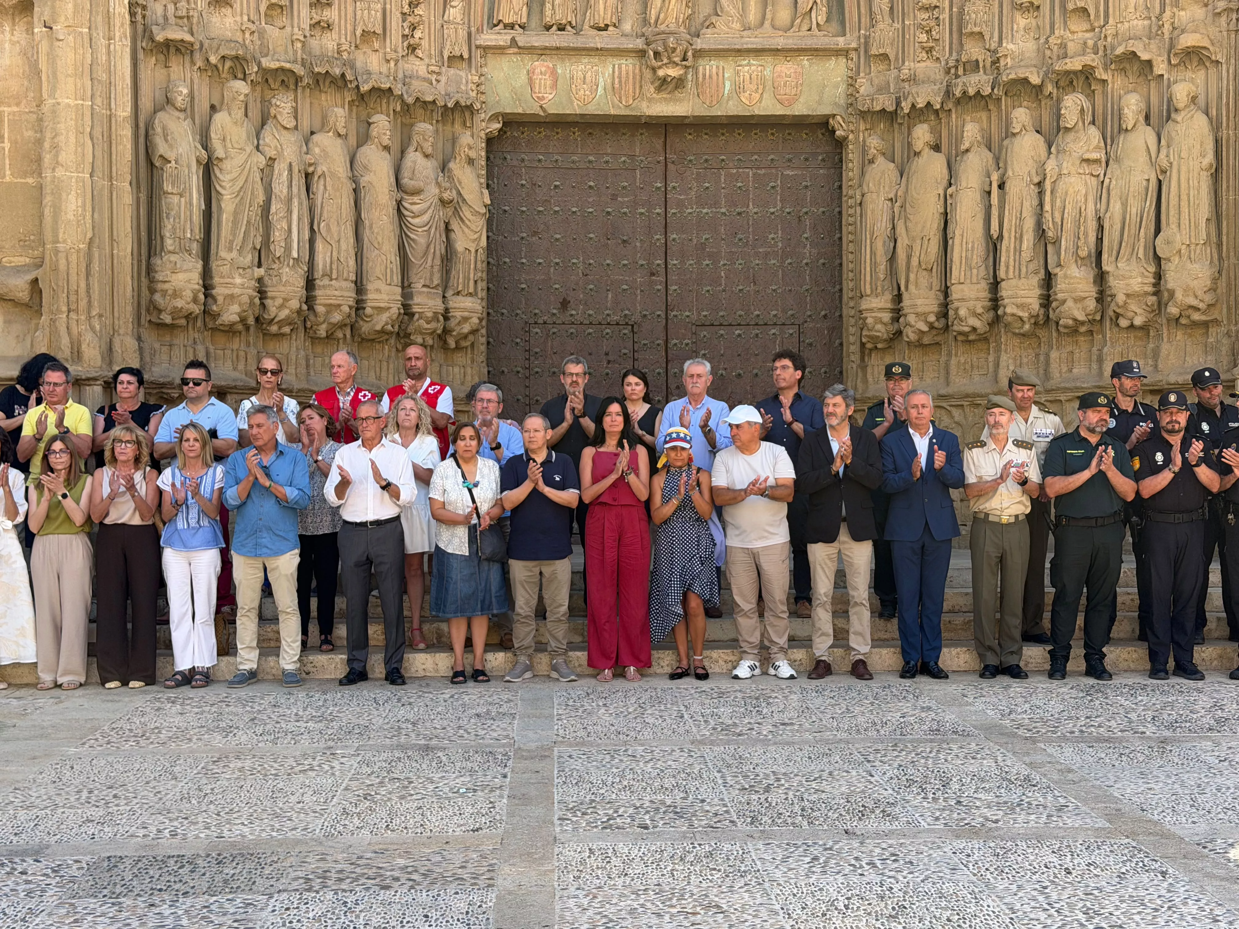 Minuto de silencio en el Ayuntamiento de Huesca