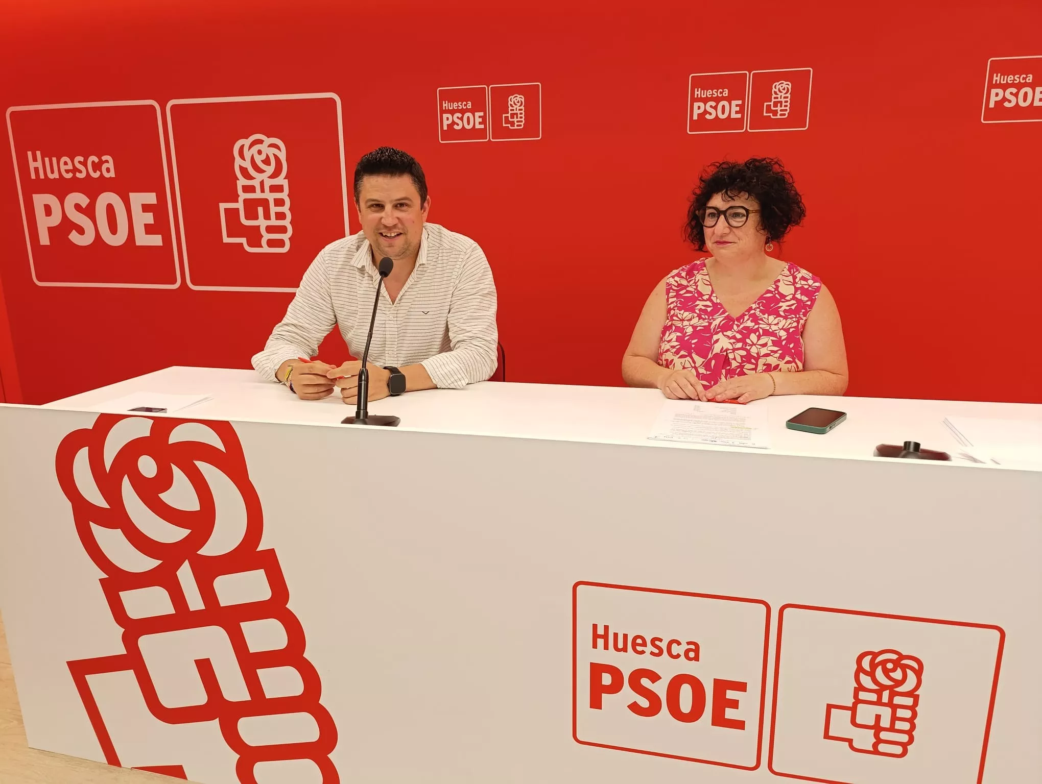 Antonio Biescas y Gema Betorz en rueda de prensa. El PSOE acusa a Isaac Claver de sustituir la gestión en la DPH por "la política del anuncio y la imagen"