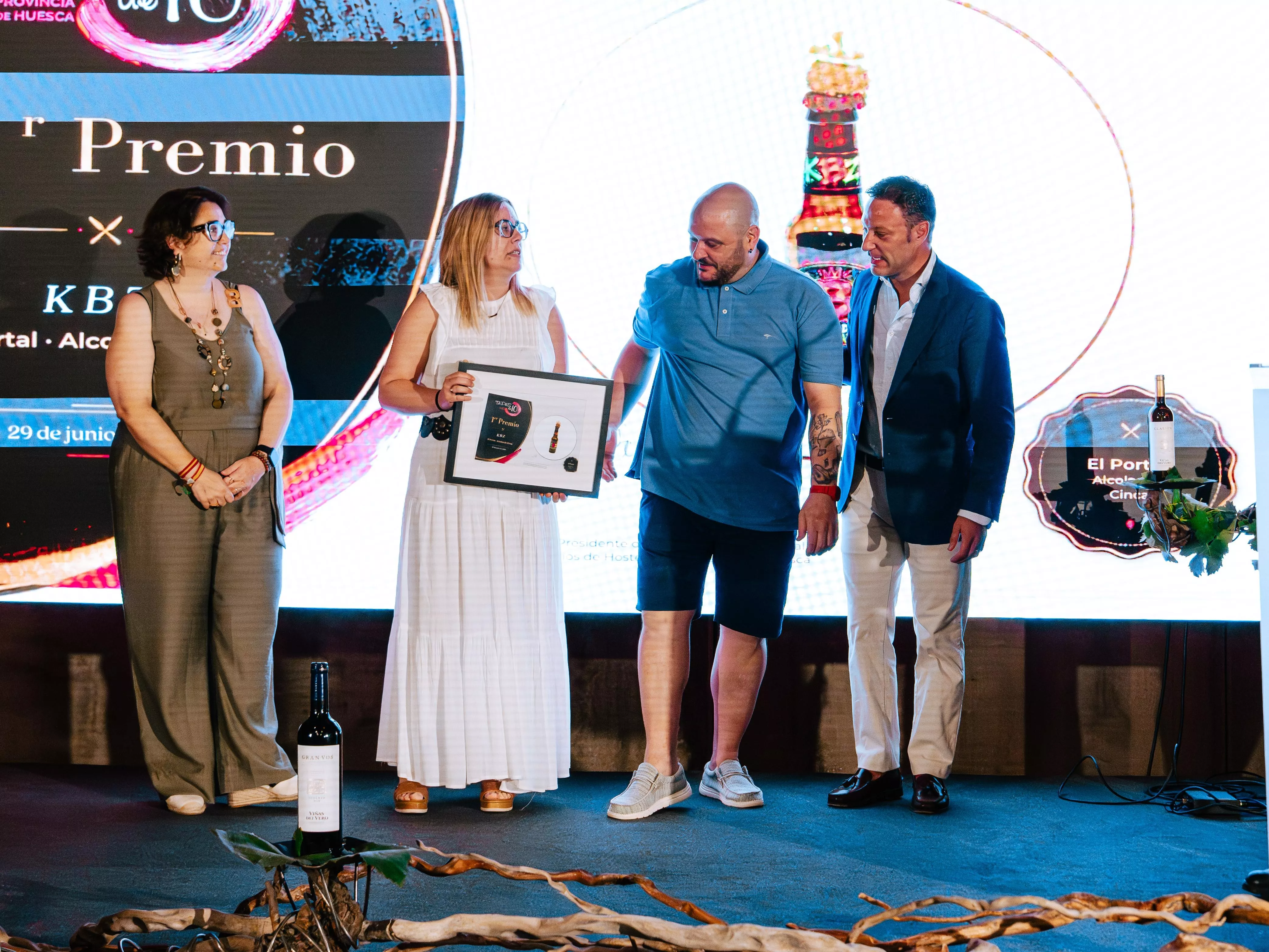 Ramón Lapuyade y Alicia Carrasquer reciben el título de manos de Arancha Simón y Javier Mas
