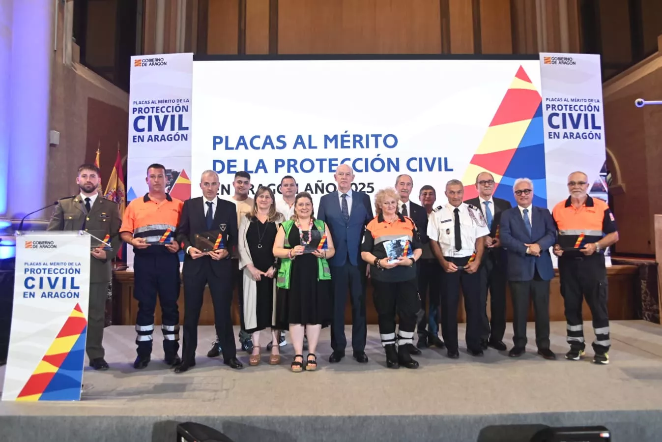 Foto de familia a la conclusión del acto de entrega de las Placas al Mérito de Protección Civil 2025.