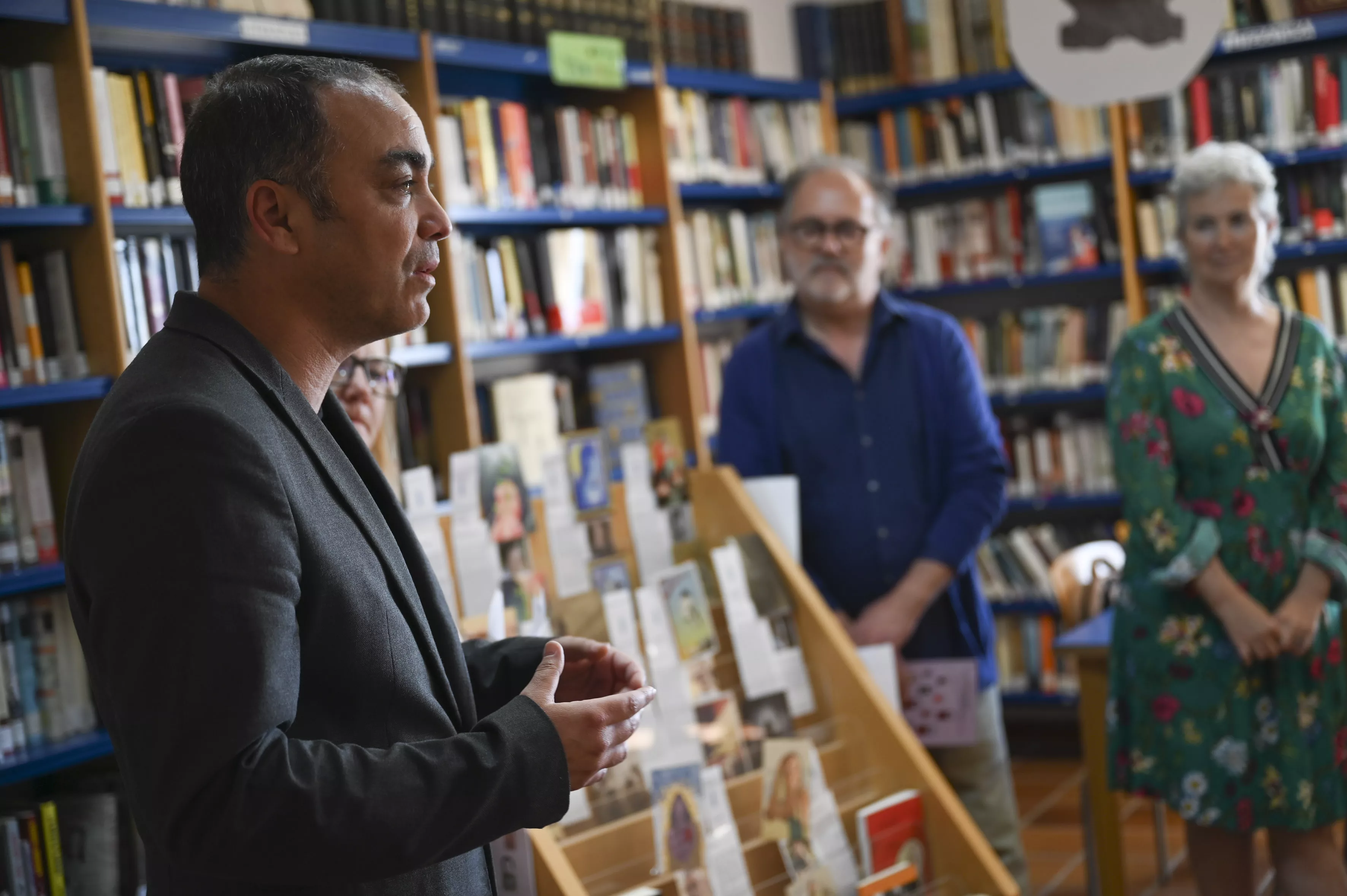 Carlos Sampériz visita la biblioteca de Fonz, uno de los municipios del plan de concertación municipal en cultura