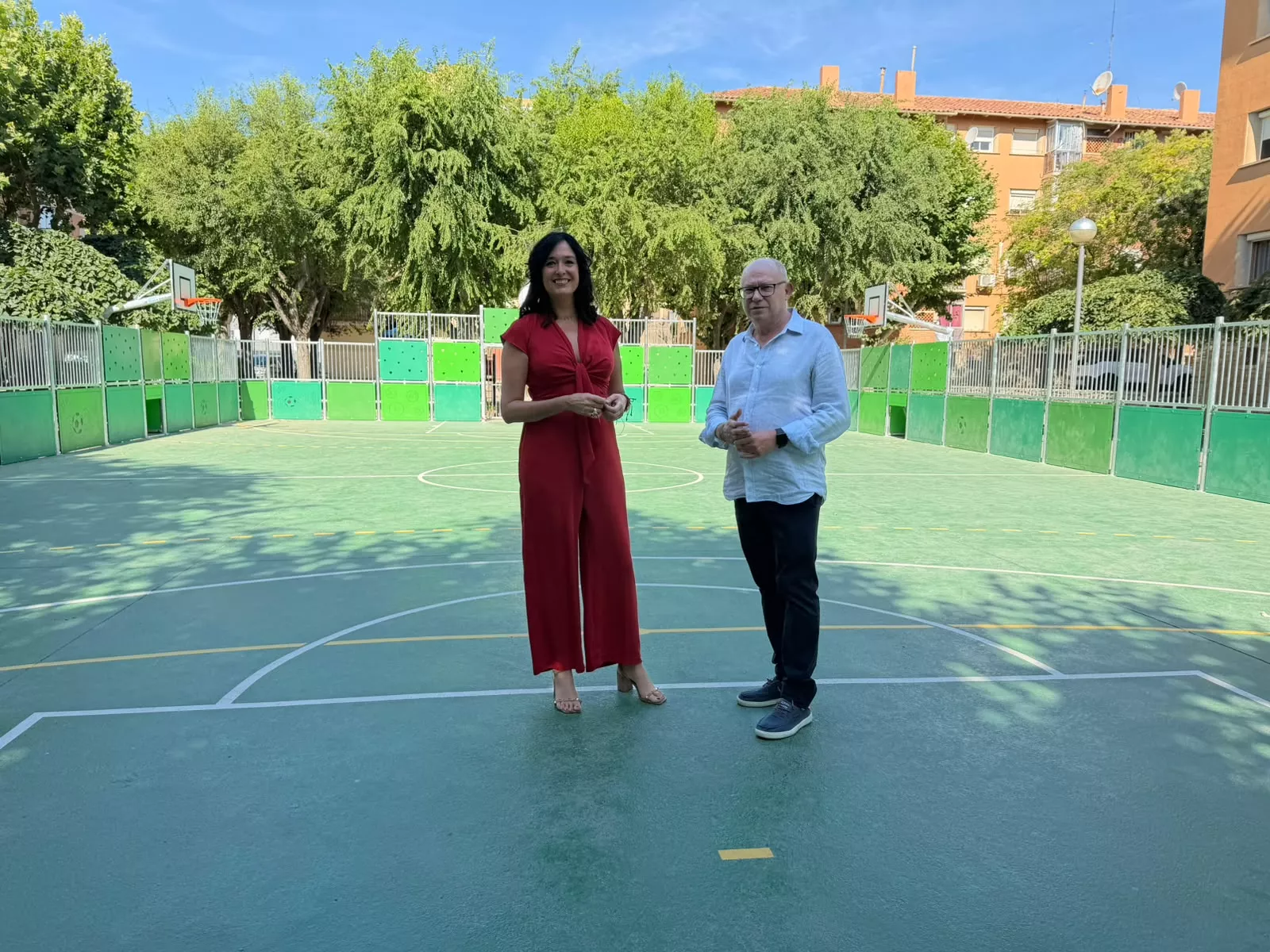 Lorena Orduna y Leo Carranza, en la nueva pista polideportiva.