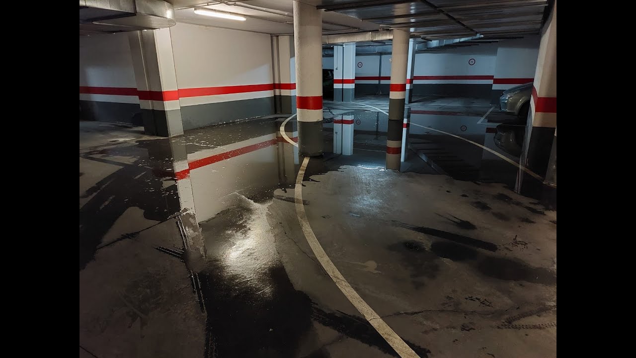Garaje de las calles Alcañiz y Fidel Pagés en Huesca, totalmente encharcado.