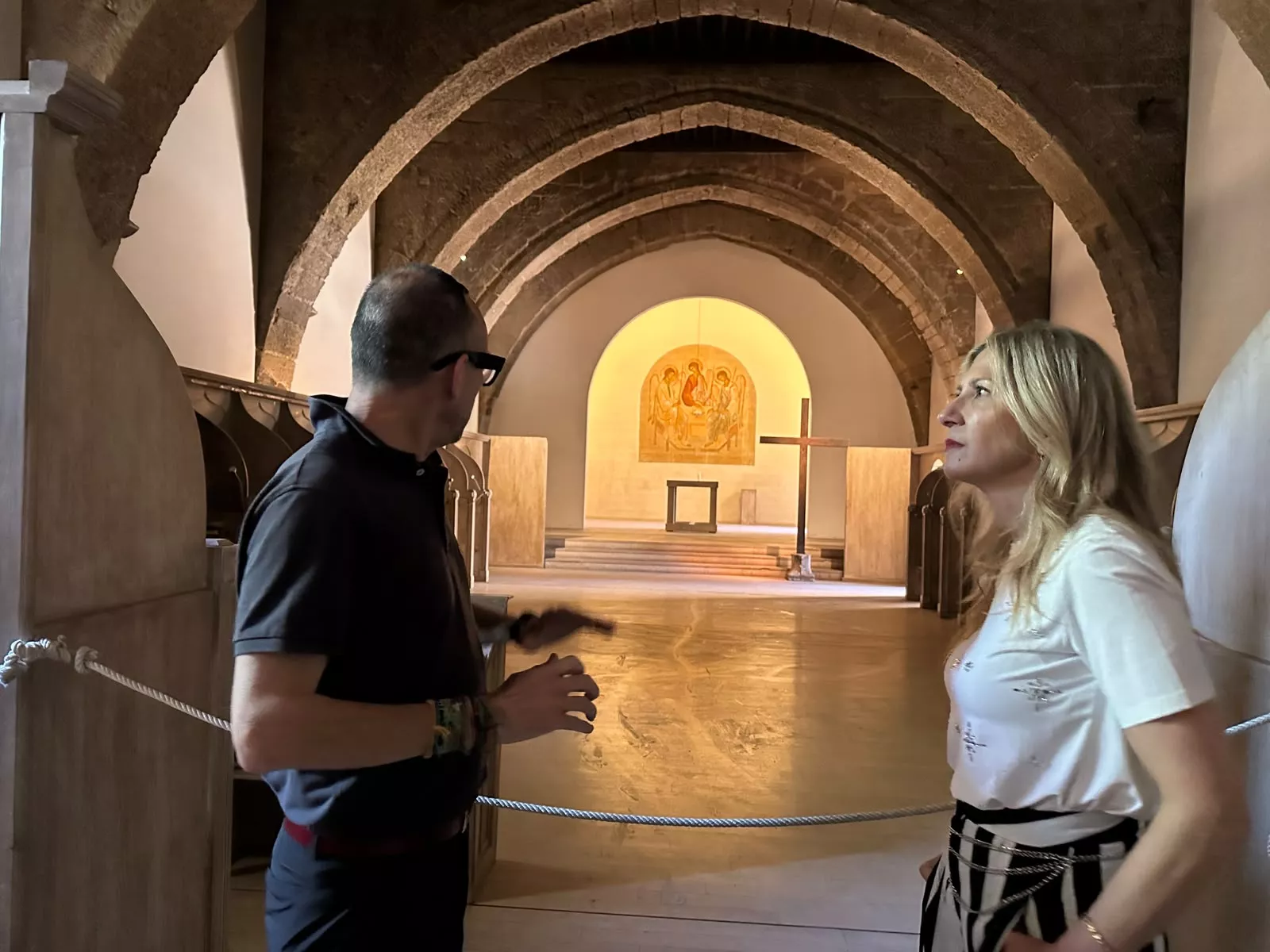 Pedro Olloqui y Mar Vaquero en la sala capitular del Monasterio de Sijena.