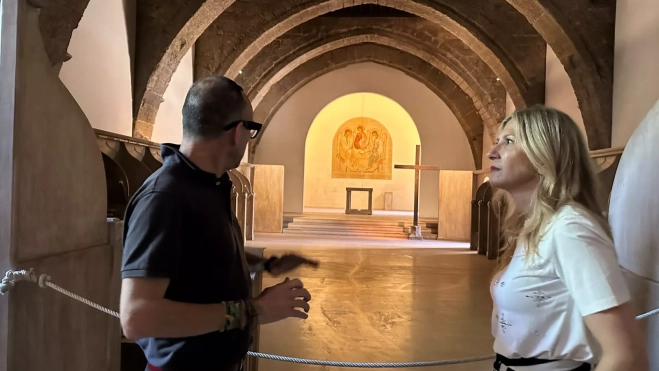 Pedro Olloqui y Mar Vaquero en la sala capitular del Monasterio de Sijena. Pedro Olloqui y Mar Vaquero en la sala capitular del Monasterio de Sijena.