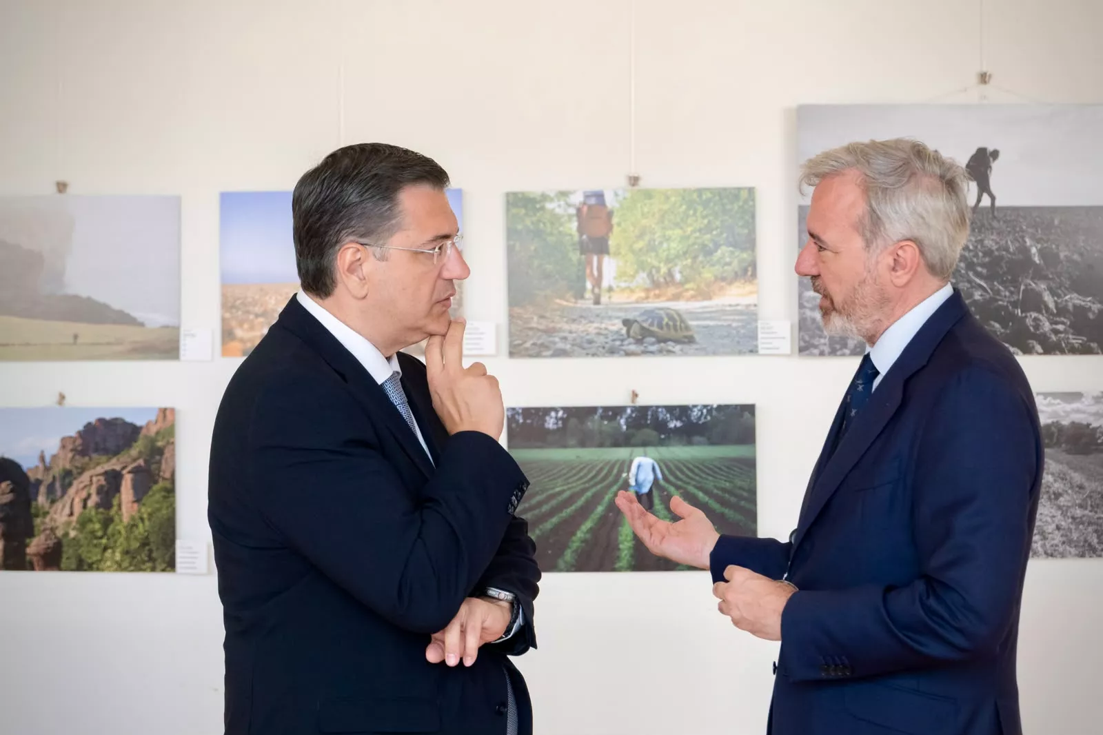 El presidente Azcón, con el comisario de Transportes de la Unión Europea, Apostolos Tzitzikostas.