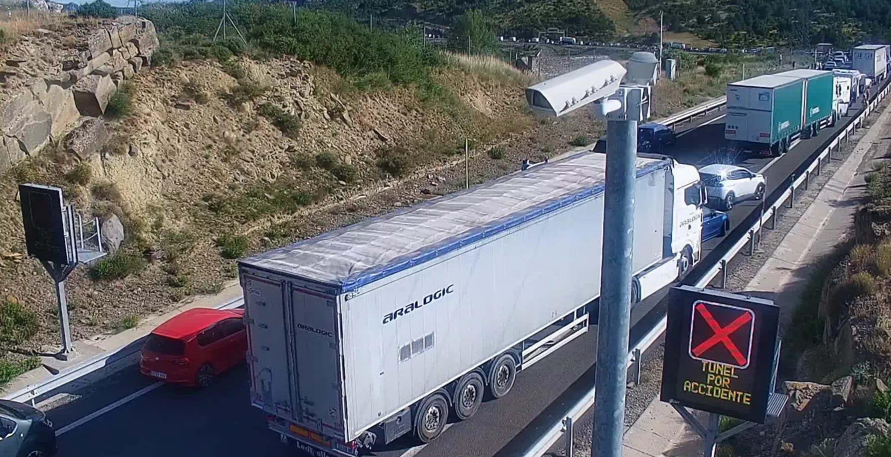 Un accidente en Monrepós provoca importantes retenciones en la A-23.