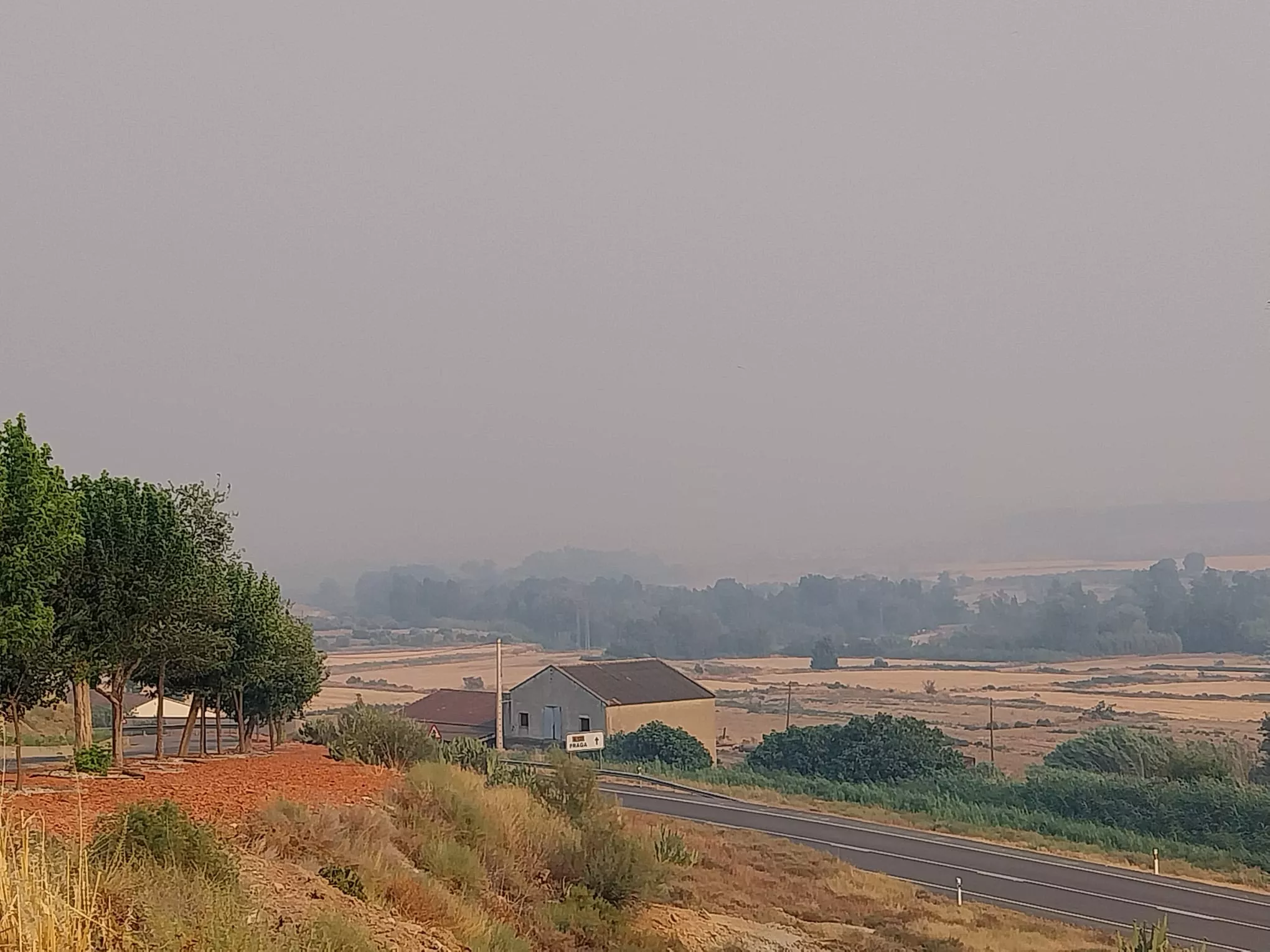 Vista del humo del incendio en la Sierra de Alcubierre.