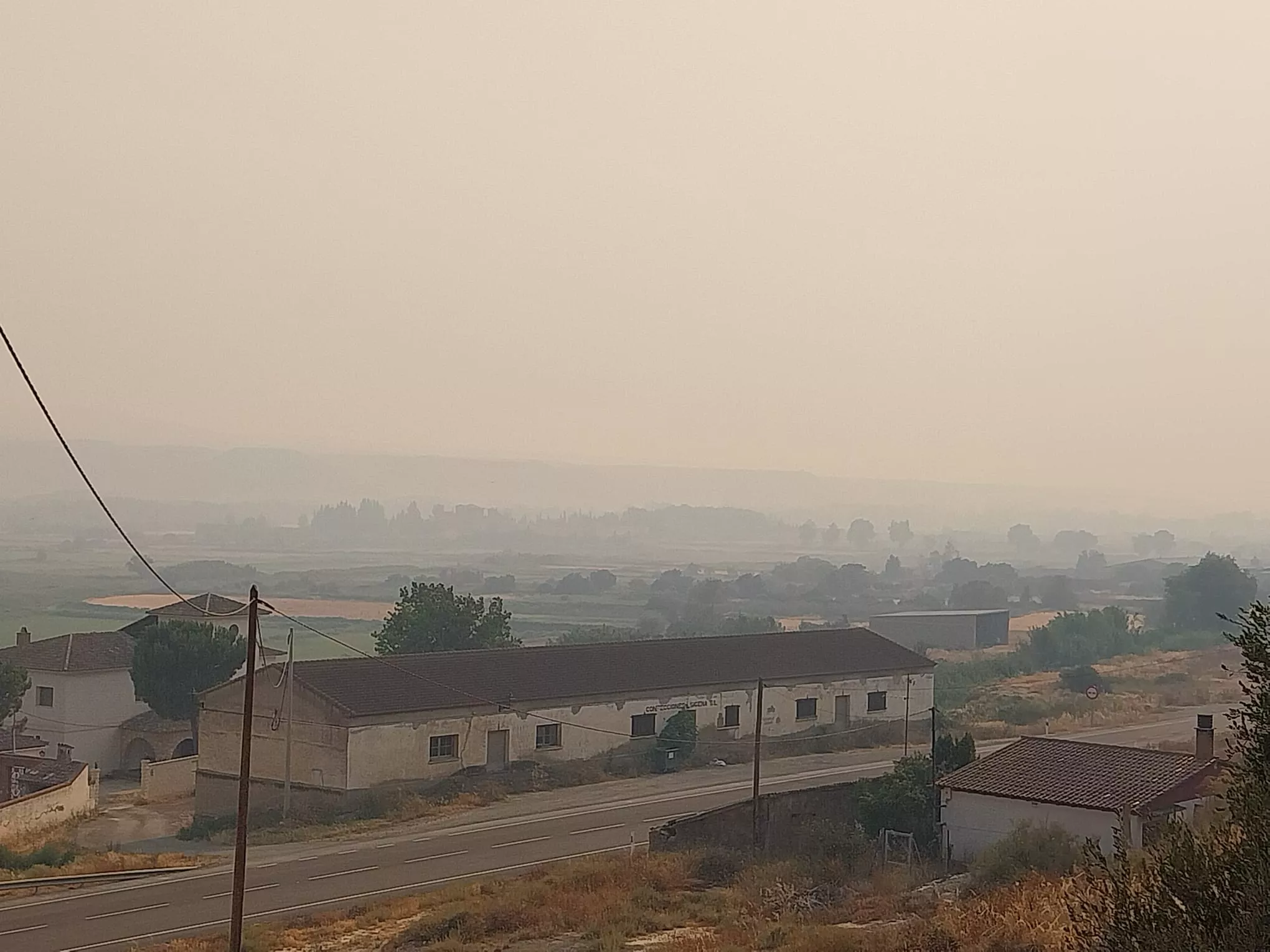 Vista del incendio desde Villanueva de Sijena.