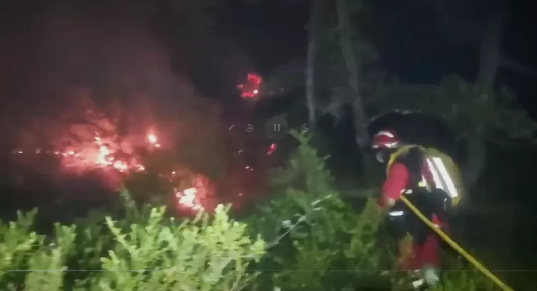 Trabajos de la UME en el incendio de La Fueva.