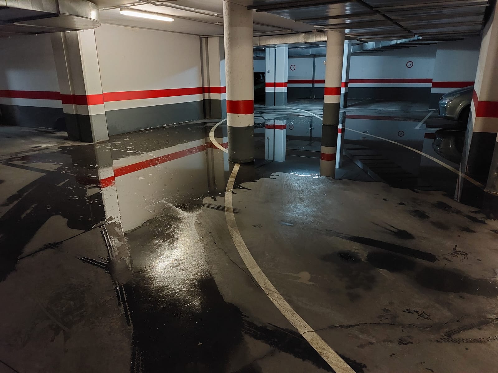 Garaje de las calles Alcañiz y Fidel Pagés en Huesca, totalmente encharcado.