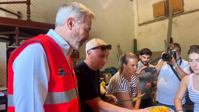Azcón con vecinos que preparan avituallamientos para el operativo.