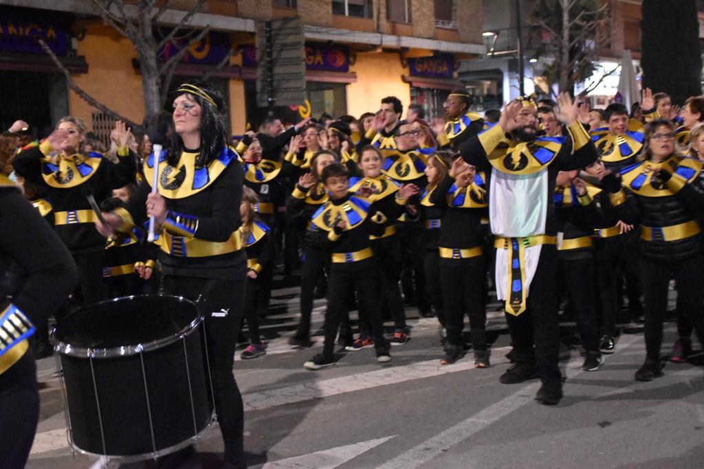 El desfile a ritmo de la percusión de Sambalá