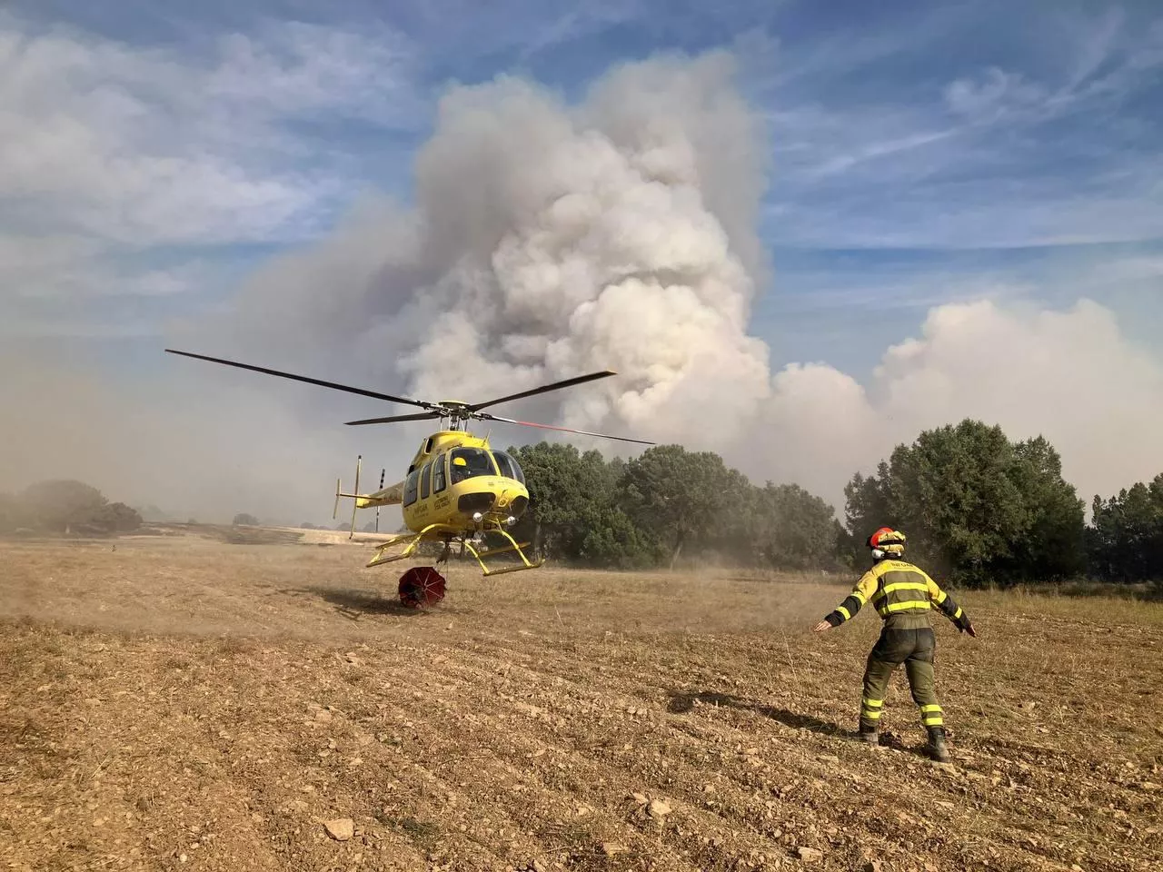 La reactivación en zonas quemadas pone a prueba al operativo de extinción en el incendio de la Sierra de Alcubierre.