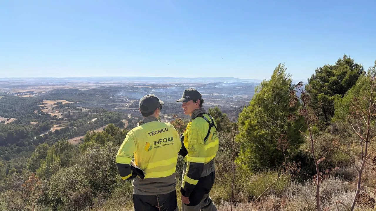 Equipos de extinción en el incendio de la Sierra de Alcubierre.