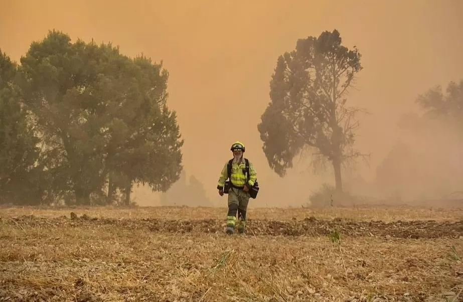 Equipos de extinción en el incendio de la Sierra de Alcubierre.