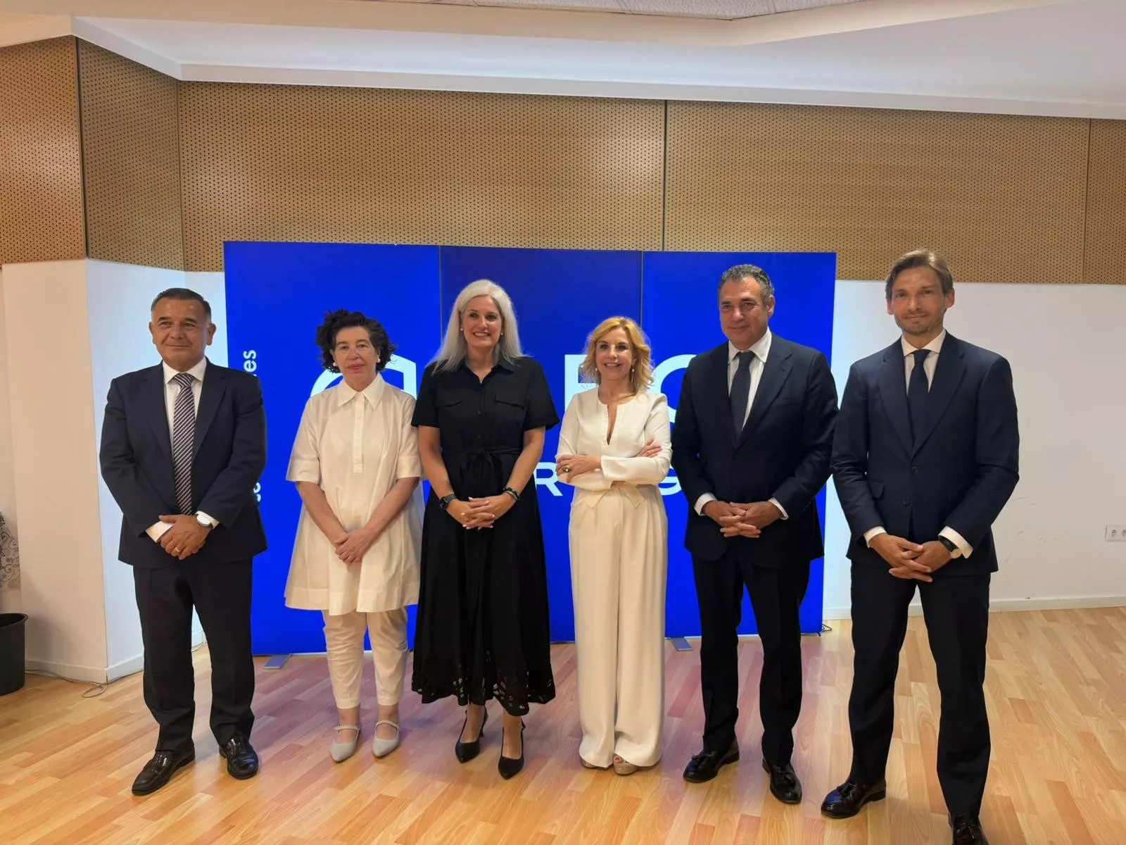 Pedro Pablo Sanz, María Ángeles Alcuten, Inmaculada Avellaneda y Rosa Santos, Benito Tesier y Omar Molina en la jornada de CEOE Aragón sobre absentismo