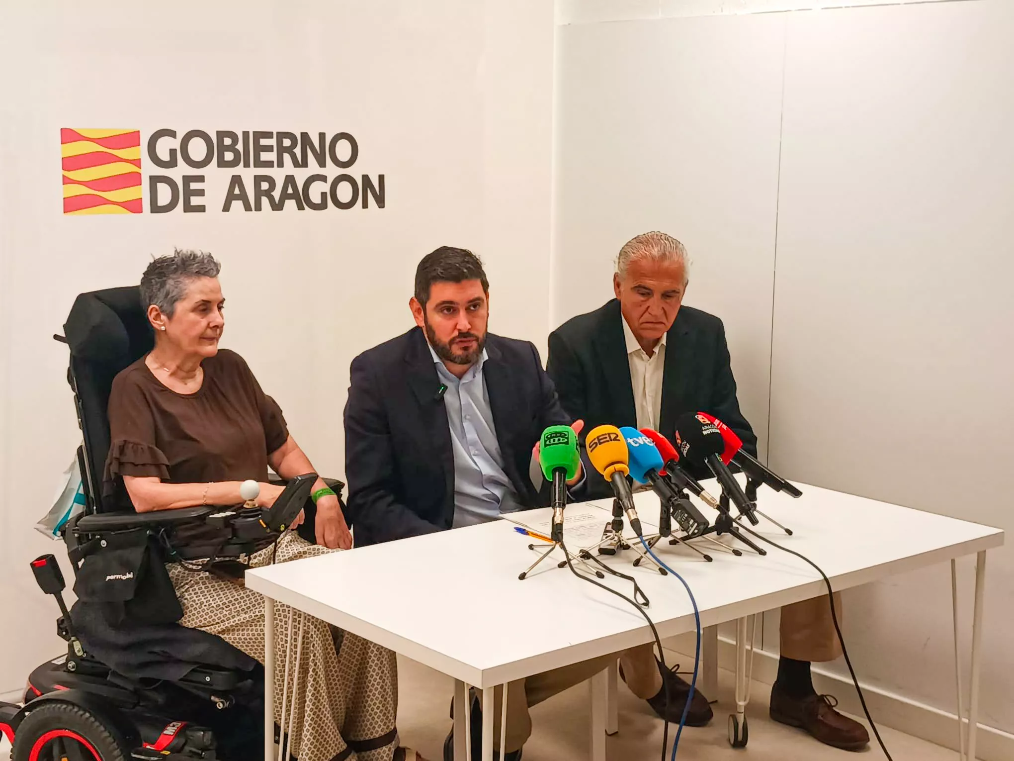 Olga Mélida, Alejandro Nolasco y Luis Estiragués. Aragón cubrirá con ayudas de hasta 9.859 euros al mes el coste de los cuidadores de los enfermos de ELA más graves.
