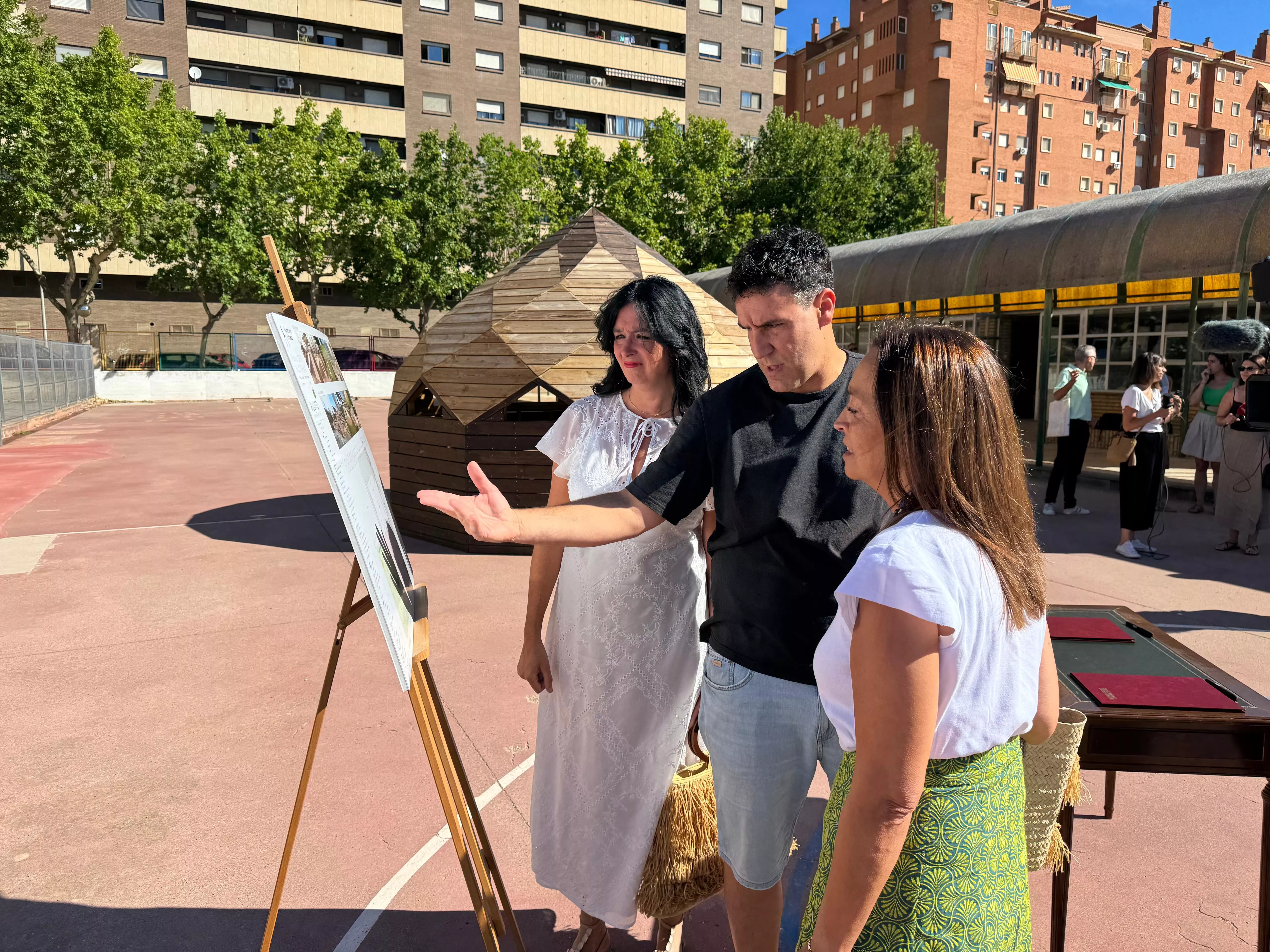 La consejera de Educación Carmen Susín, junto con la alcaldesa Lorena Orduna y el director del CEIP Alcoraz. Foto Jorge Coloma
