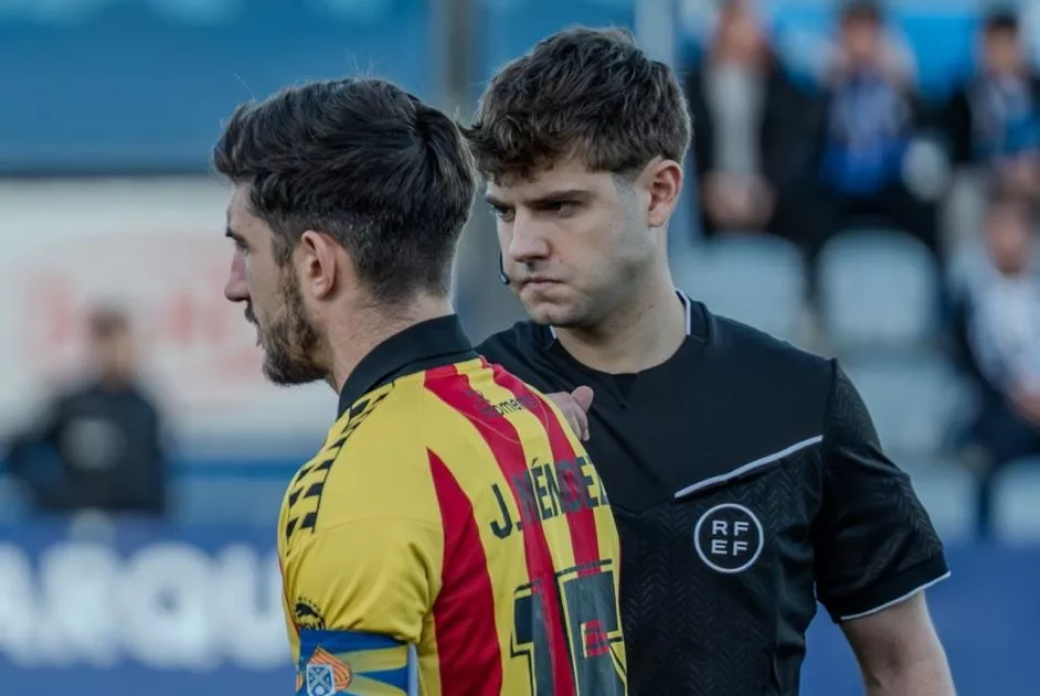 El asistente Raúl Villacampa junto al jugador del Sant Andreu Jordi Méndez. 