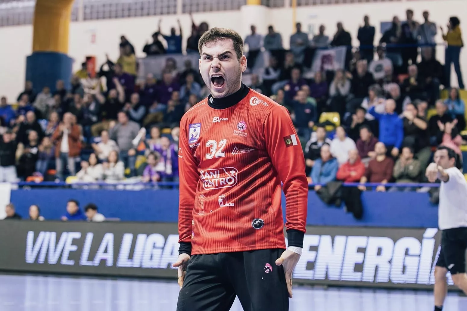 Nico García refuerza la portería de Bada Huesca. 