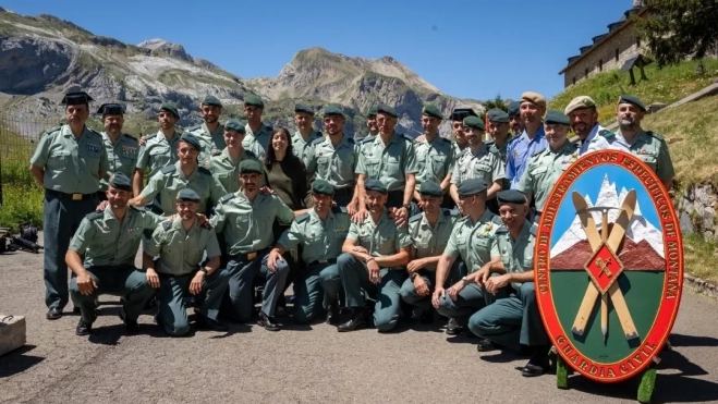 Foto de familia con los receptores de los diplomas Foto de familia con los receptores de los diplomas