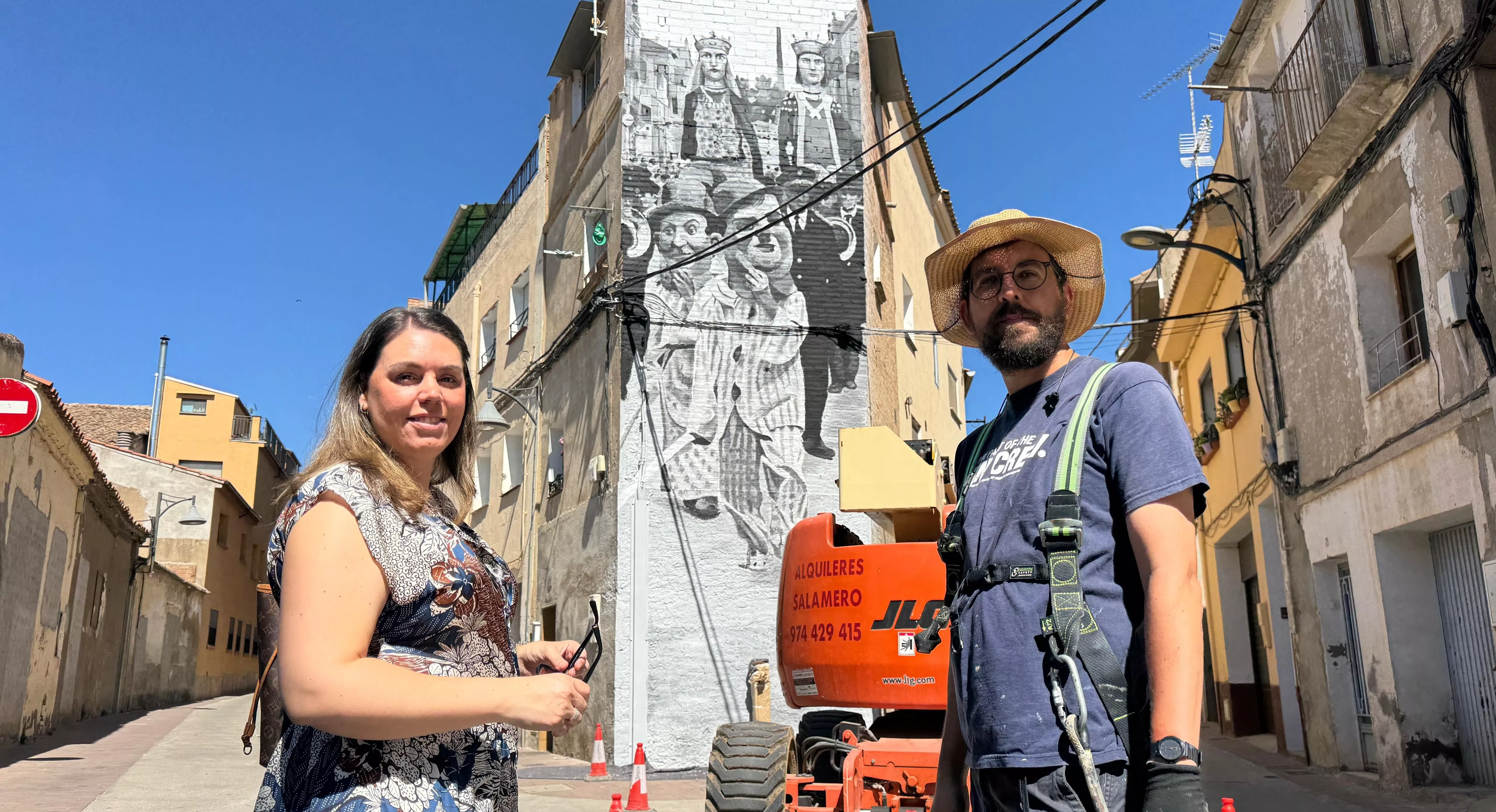 Beatriz Pano y Miguel Wert ante el gigante mural entre las calles Tamarite y Arrabal