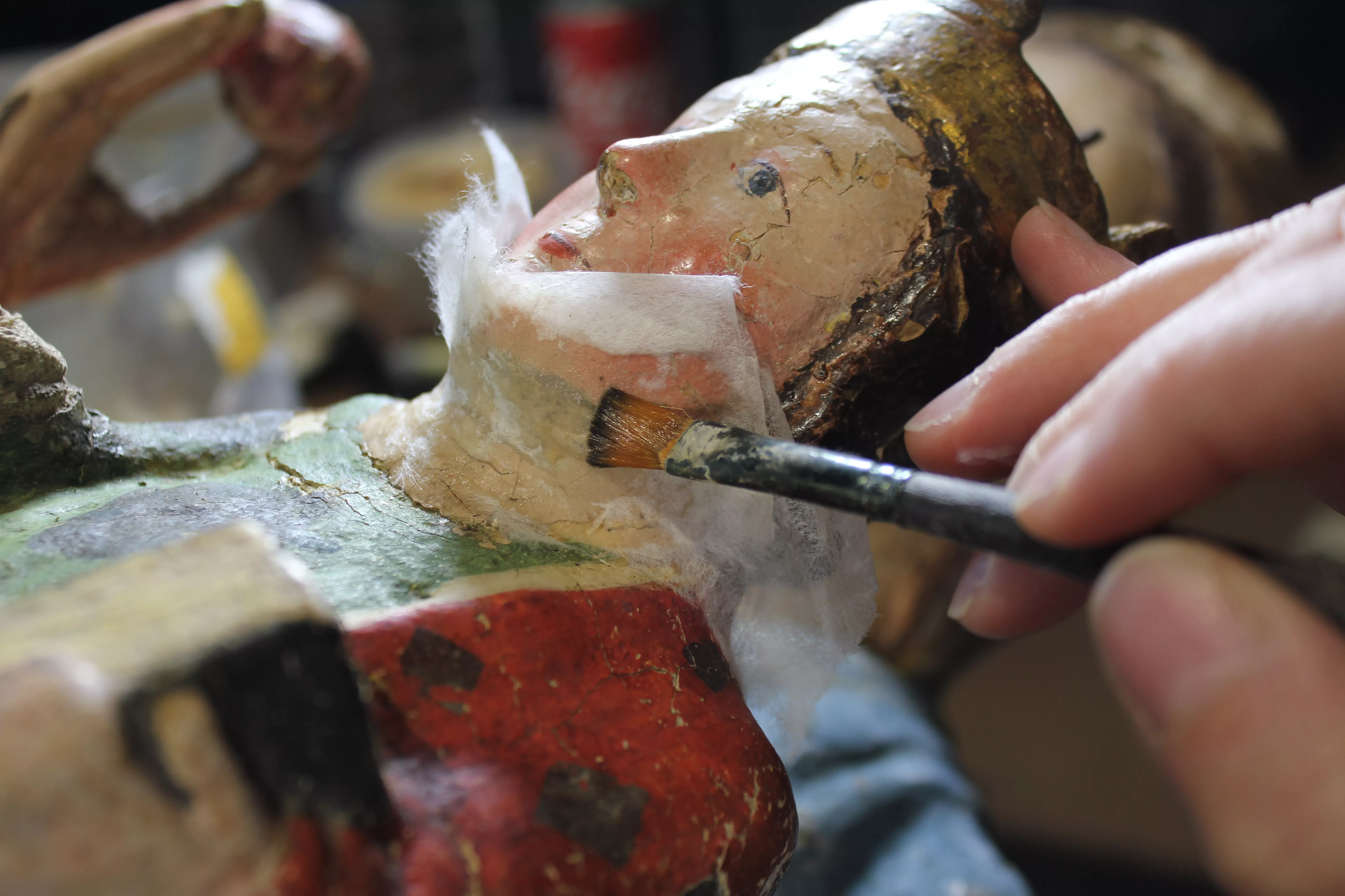 Proceso de restauración de la talla de la Virgen procedente de la ermita del Llano de Agüero.