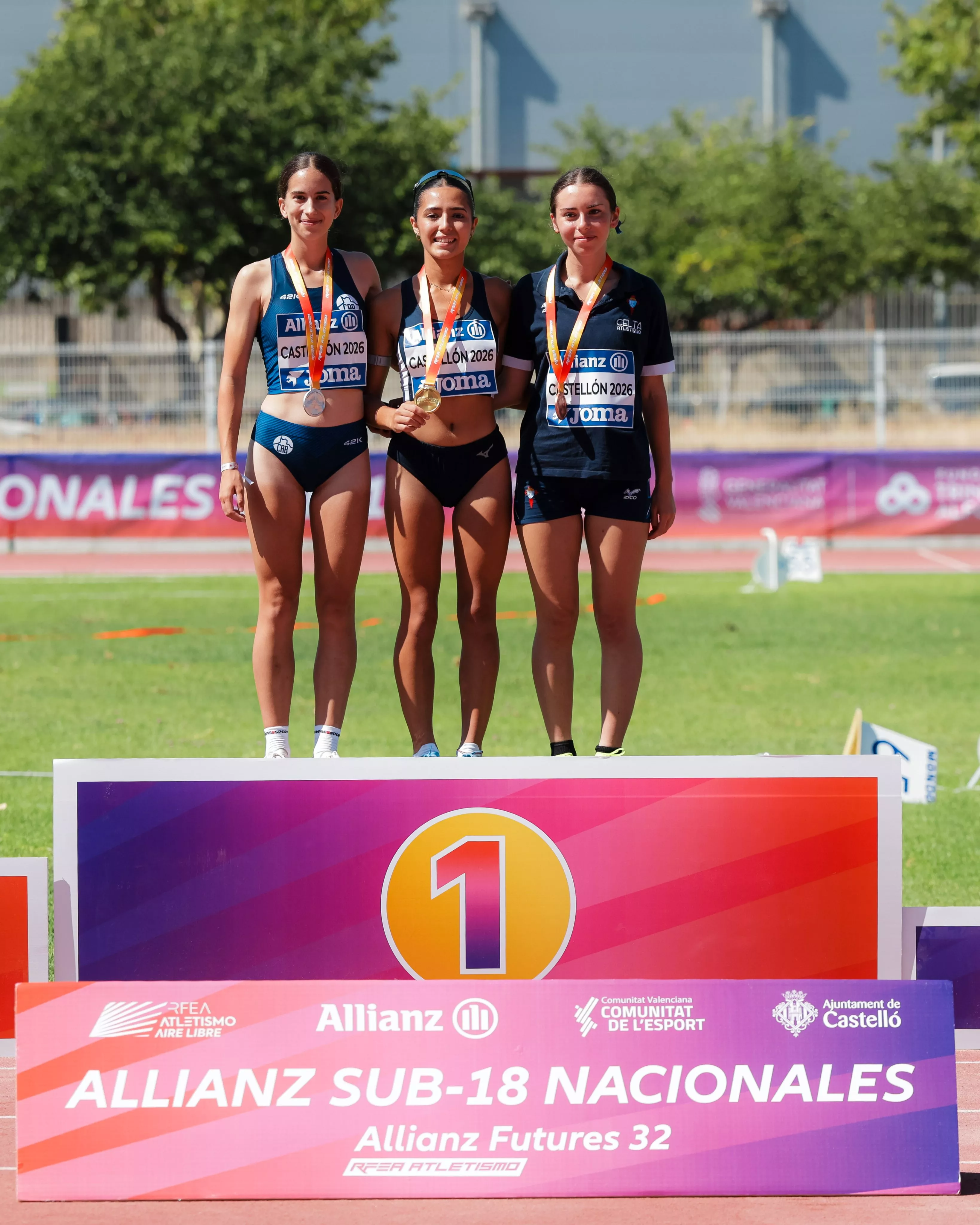 Clara Lacoma (izquierda), medalla de plata en 5.000 metros marcha. Foto RFEA