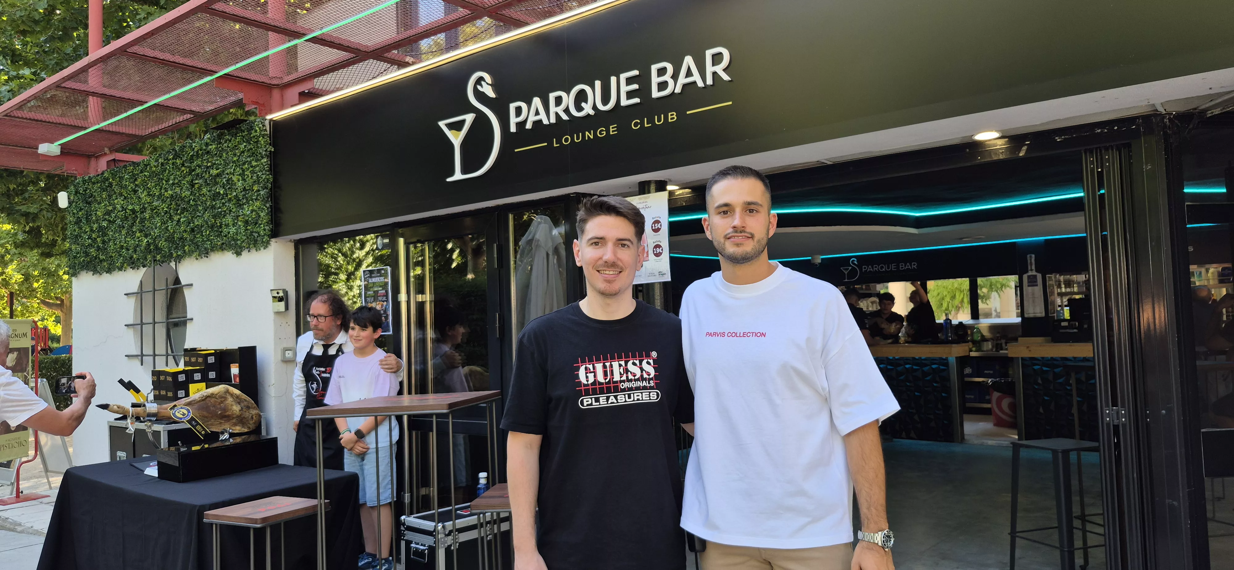 Alex González y Marcos Díez. Inauguración del Parque Bar. Foto Myriam Martínez