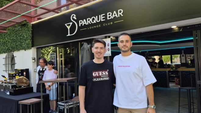 Alex González y Marcos Díez. Inauguración del Parque Bar. Foto Myriam Martínez Alex González y Marcos Díez. Inauguración del Parque Bar. Foto Myriam Martínez
