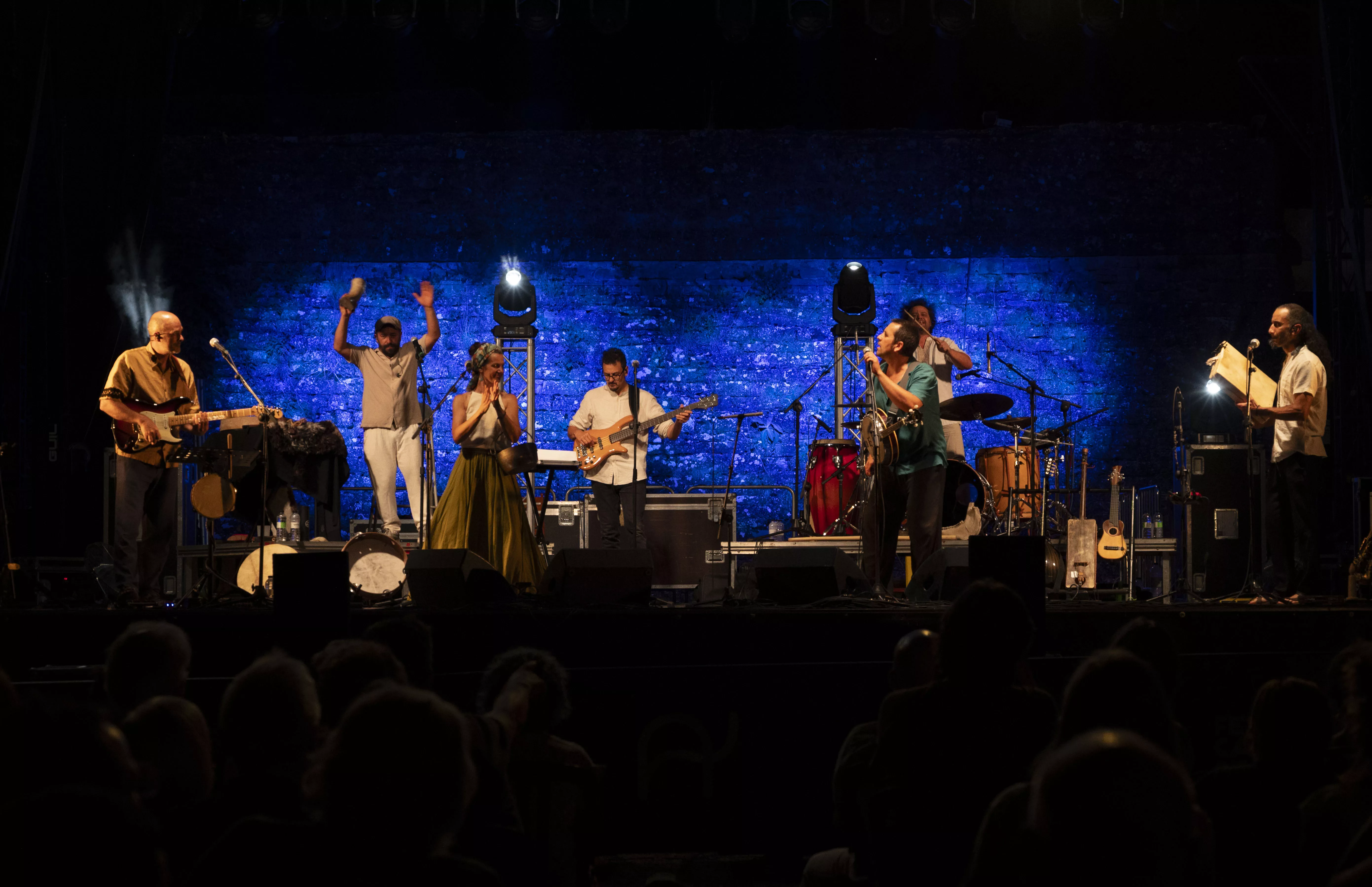 El Naán emociona en el estreno del foso del Castillo de Aínsa con un canto a la memoria rural. Foto Sonia Gracia