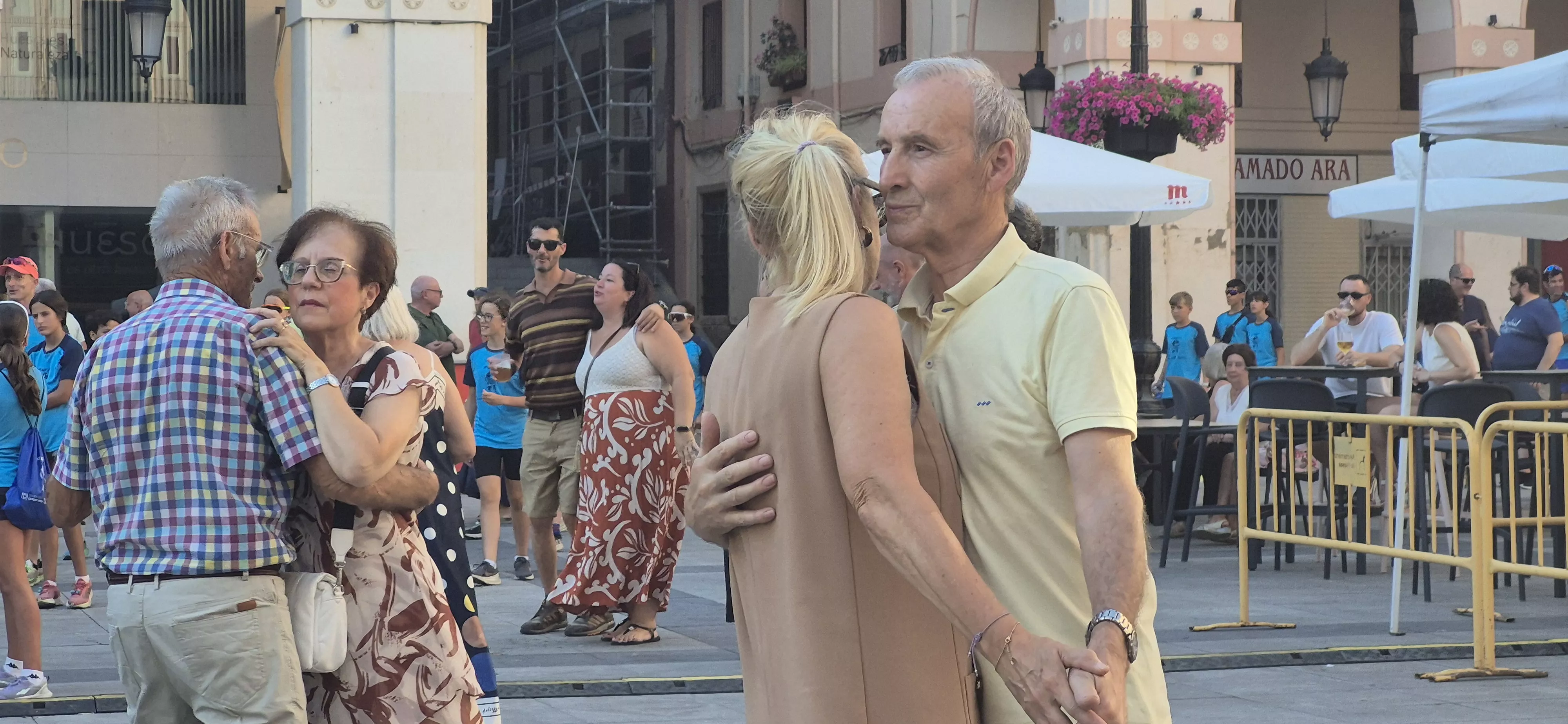 Baile con el Dúo Guara en las fiestas del Casco VIejo. Foto Myriam Martínez