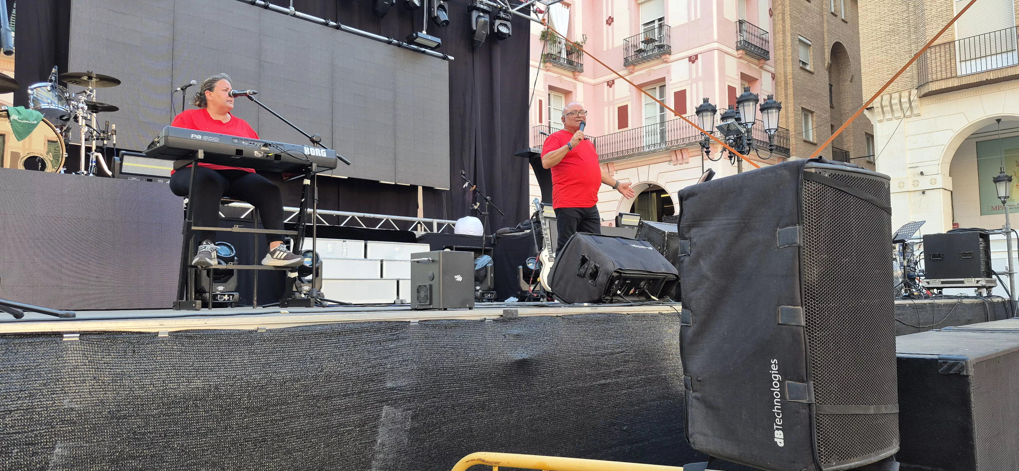 Baile con el Dúo Guara en las fiestas del Casco VIejo. Foto Myriam Martínez