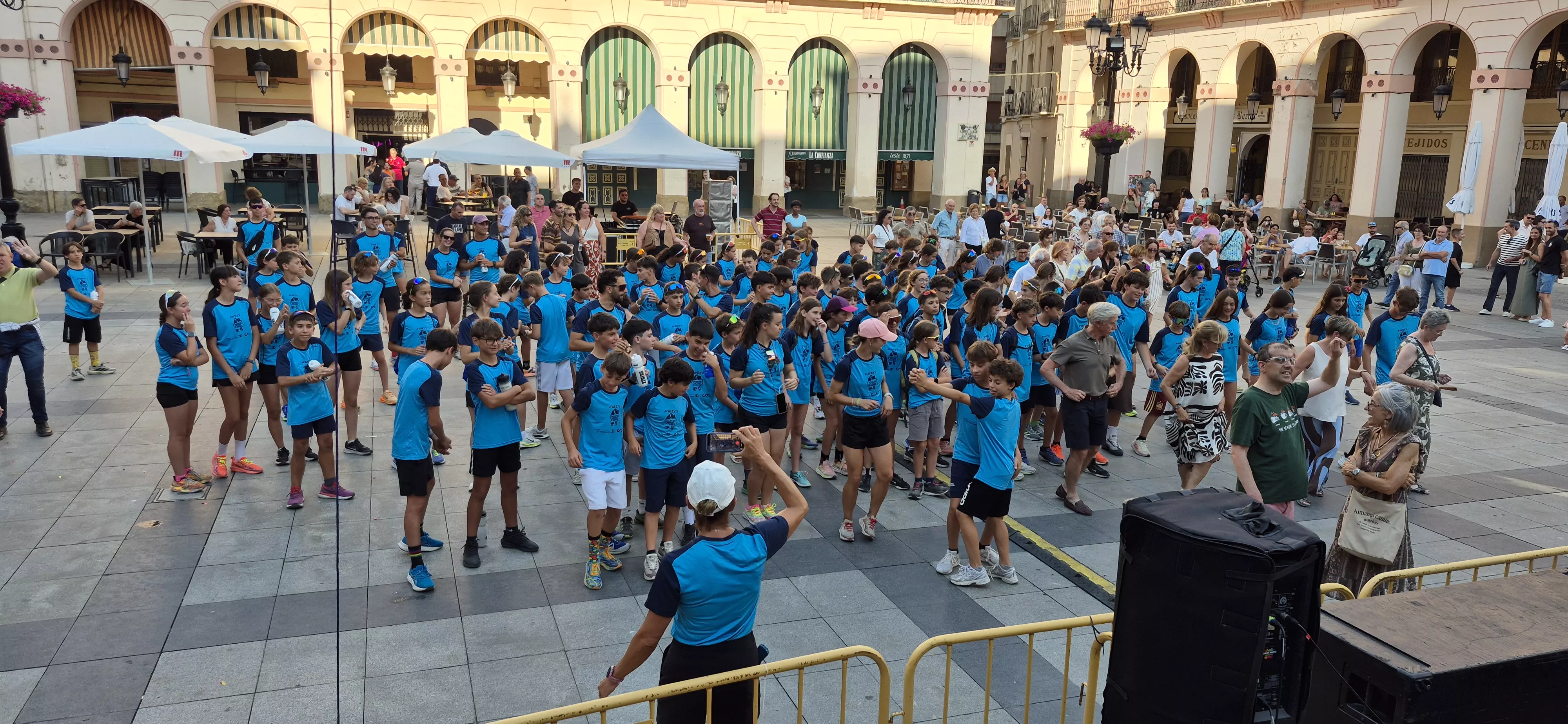 Baile con el Dúo Guara en las fiestas del Casco VIejo. Foto Myriam Martínez
