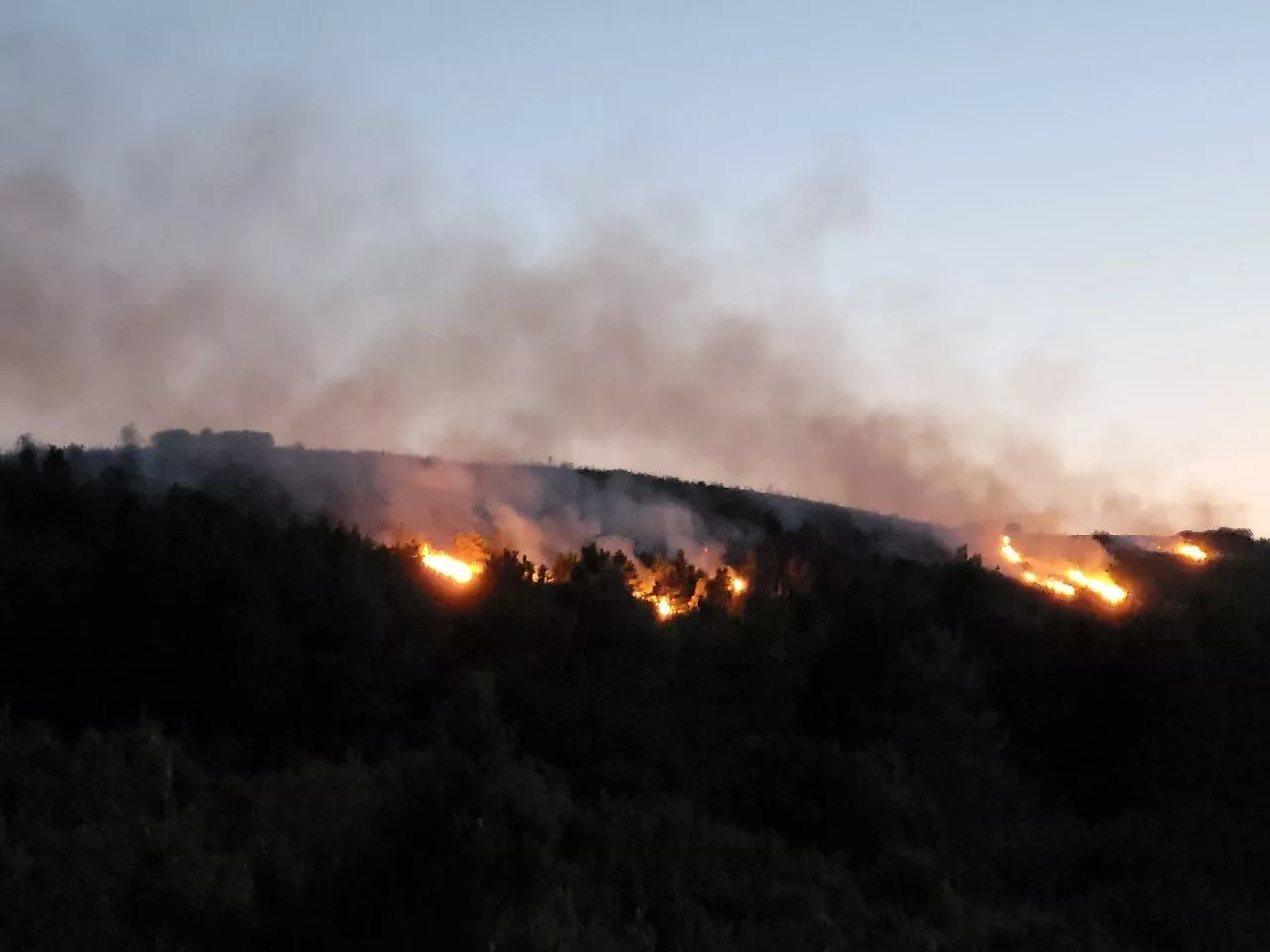 El fuego de Loporzano llega al límite del Parque Natural de Guara y obliga a mantener un amplio dispositivo durante la noche. El fuego de Loporzano llega al límite del Parque Natural de Guara y obliga a mantener un amplio dispositivo durante la noche.