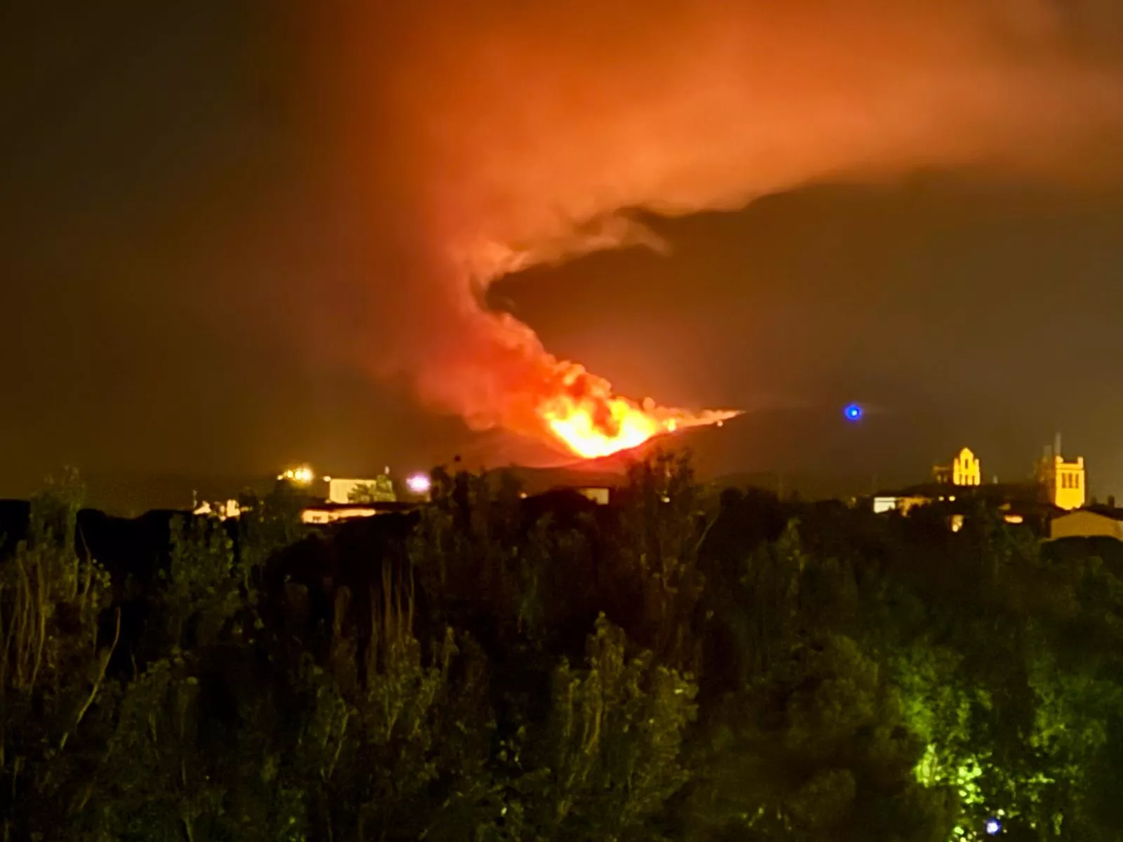 Avance del incendio declarado en Loporzano.