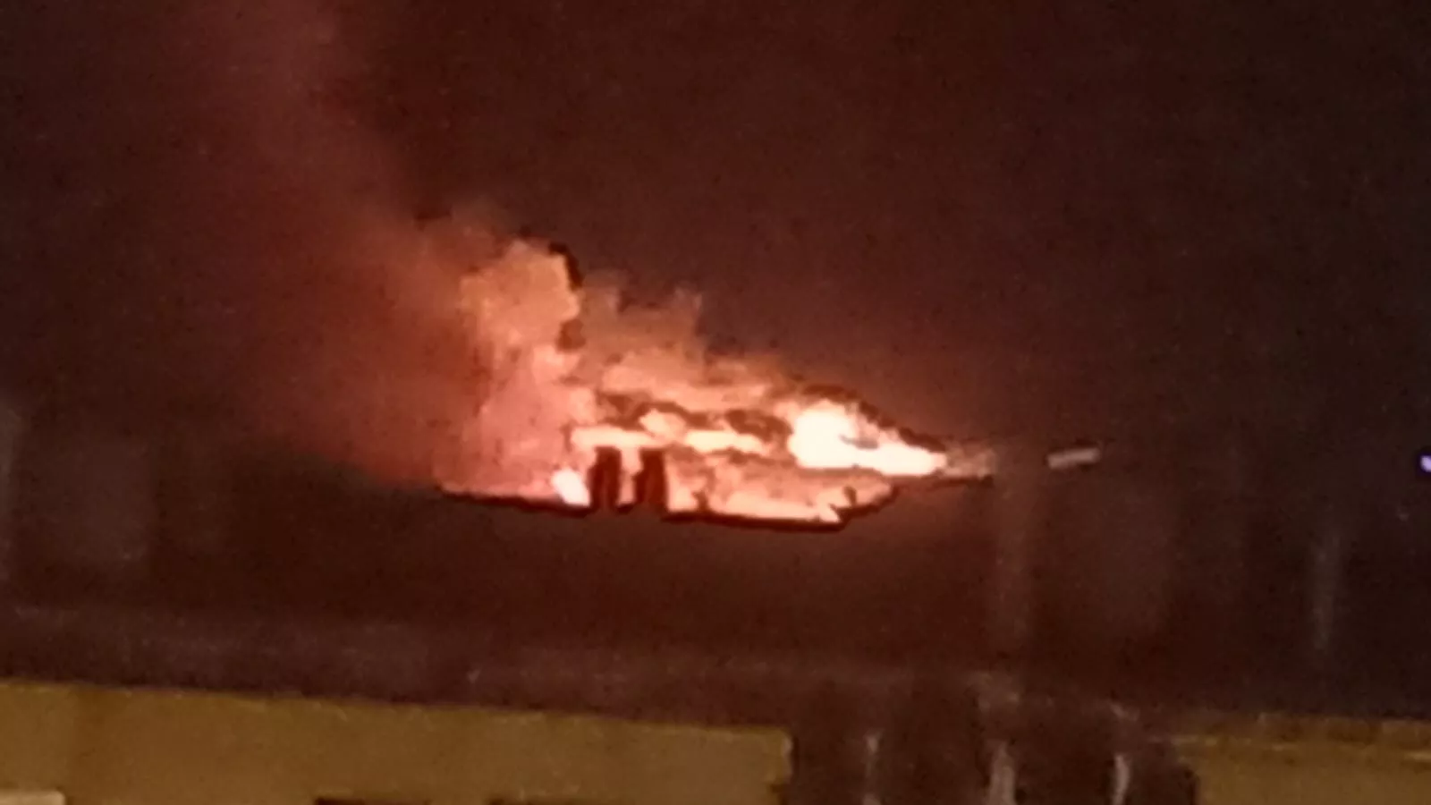 Incendio de San Julián de Banzo esta madrugada. Foto Raquel Pérez Ordás