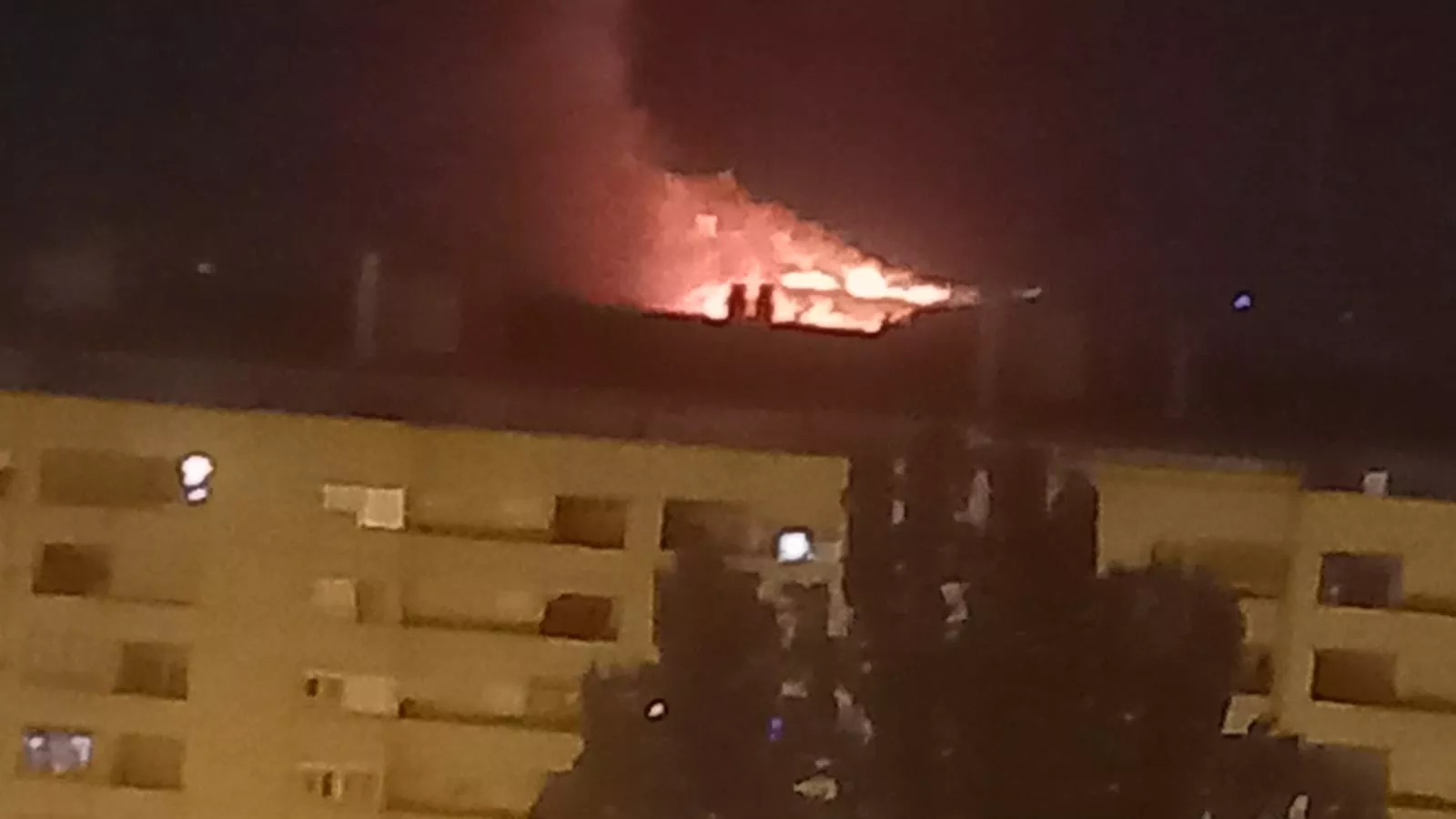 Incendio de San Julián de Banzo esta madrugada. Foto Raquel Pérez Ordás