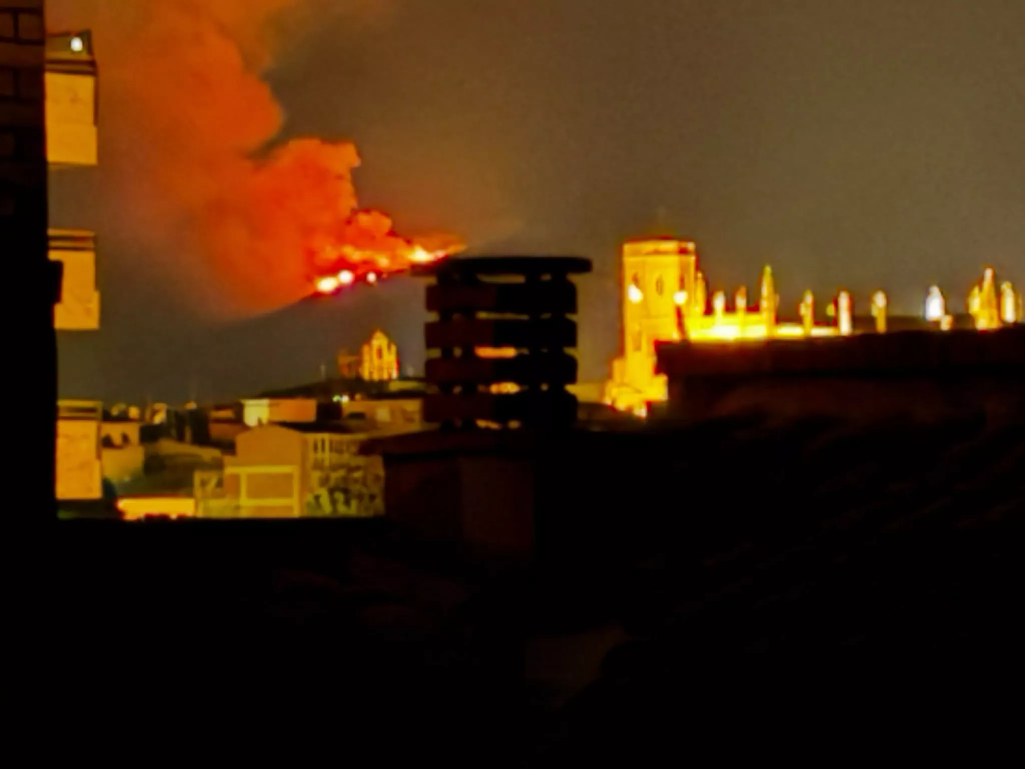 Incendio de San Julián de Banzo esta madrugada. Foto Raquel Pérez Ordás