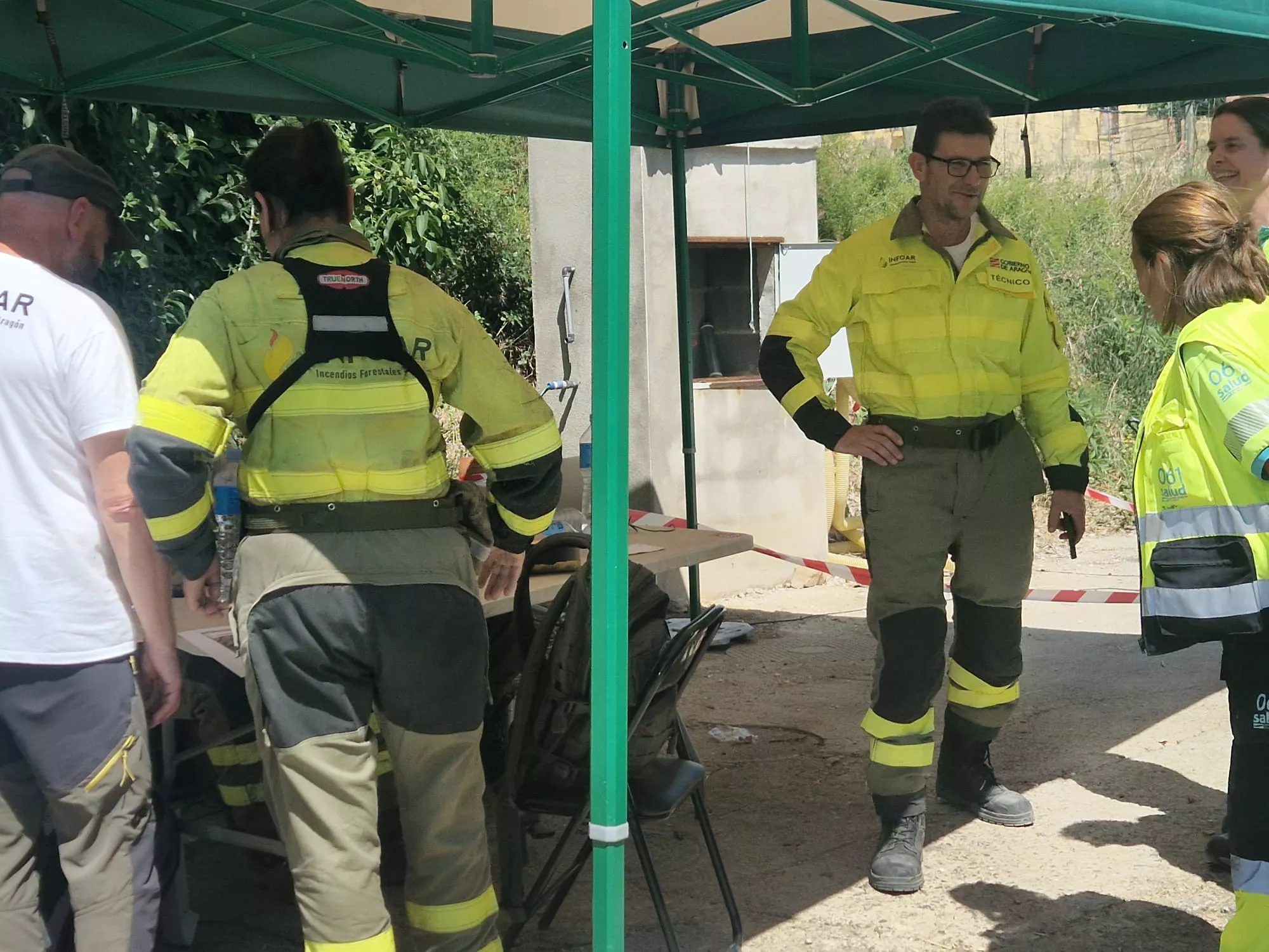 A la derecha de la imagen, Nacho Garces, director del operativo en el incendio de Loporzano, en el PMA de Barluenga.