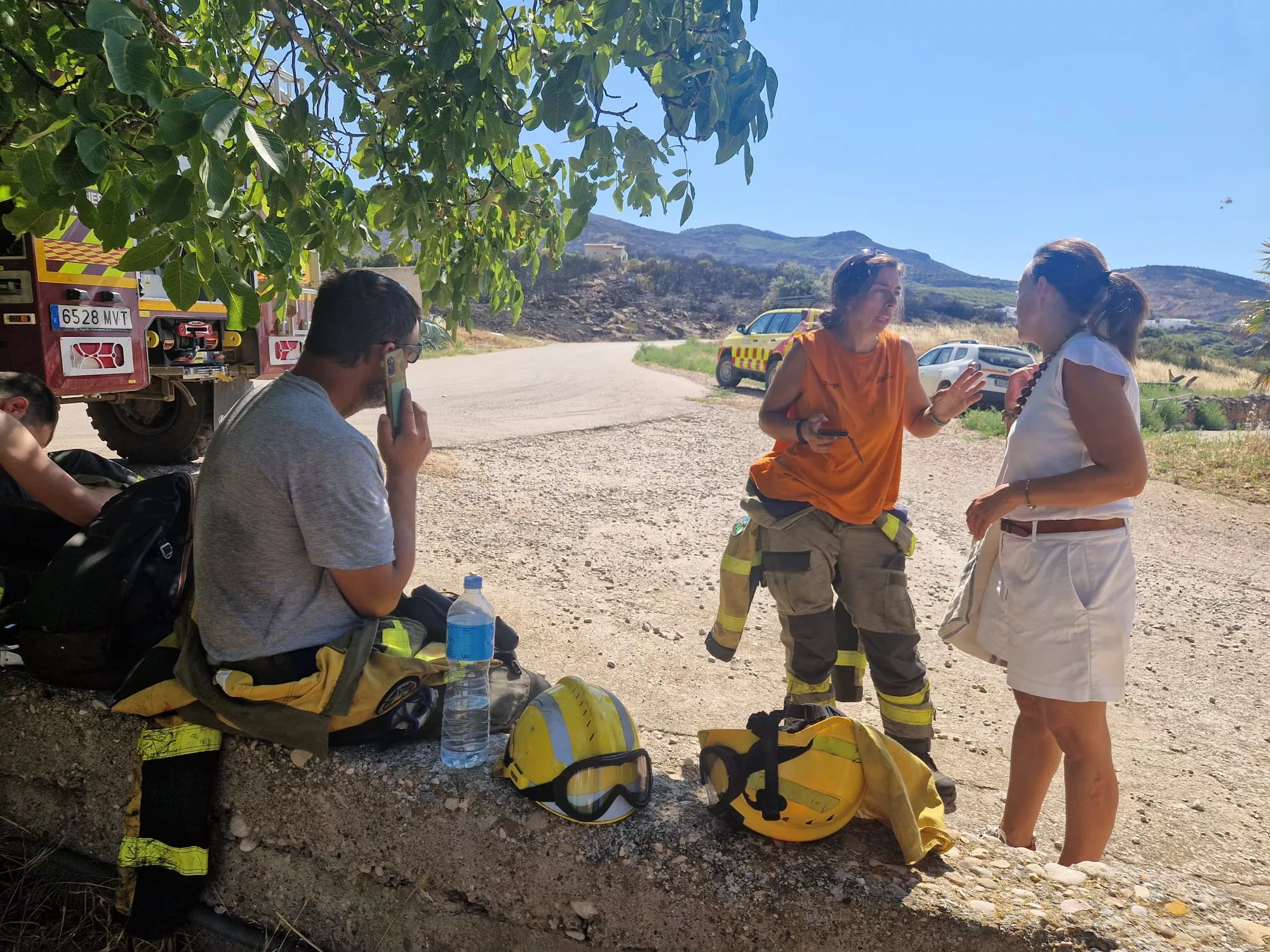 La consejera de Educación, Carmen Susín, con efectivos del operativo del Infoar en San Julián de Banzo.